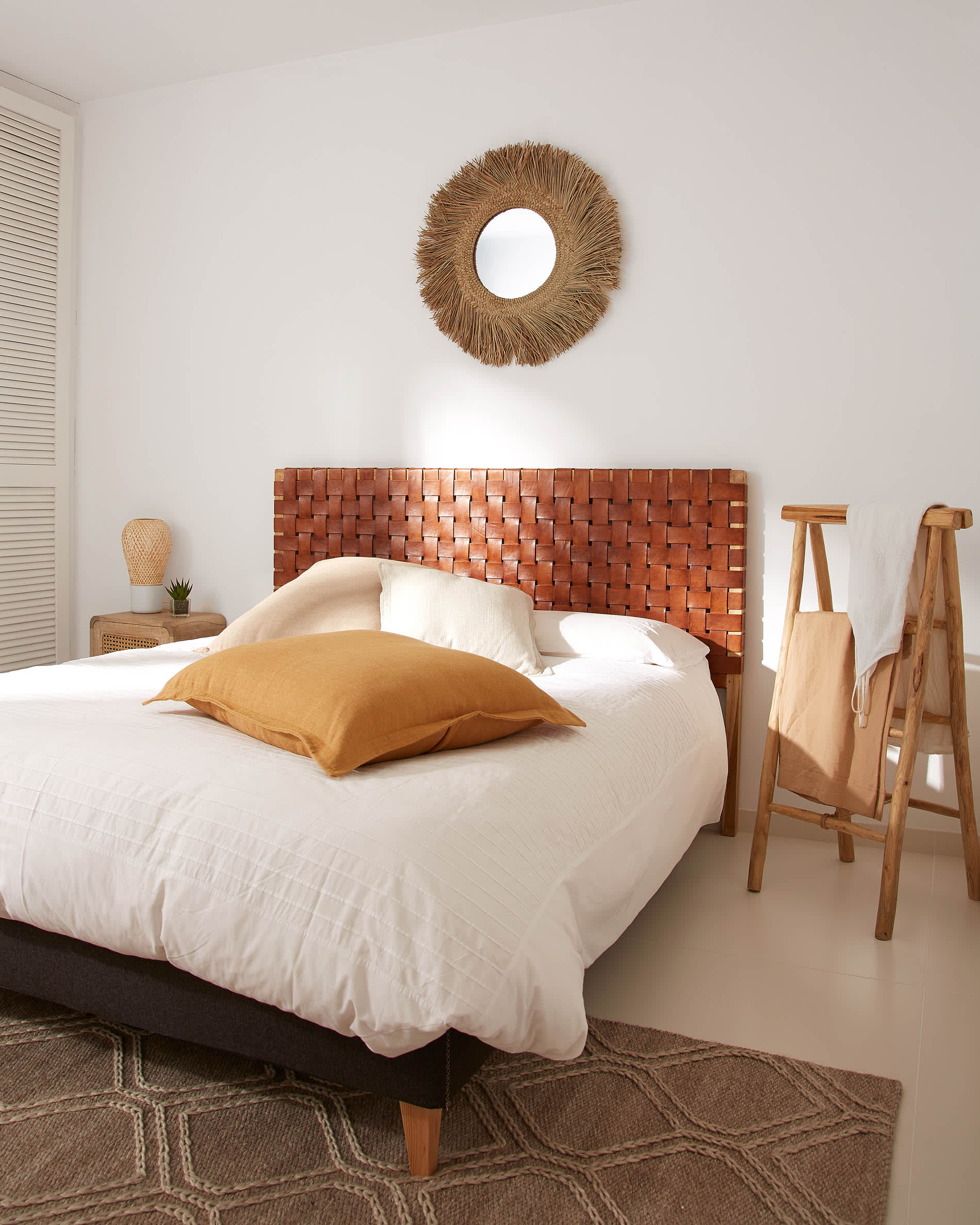 Calixta Bettkopfteil aus massivem Teakholz und Leder für Bett 150 cm
