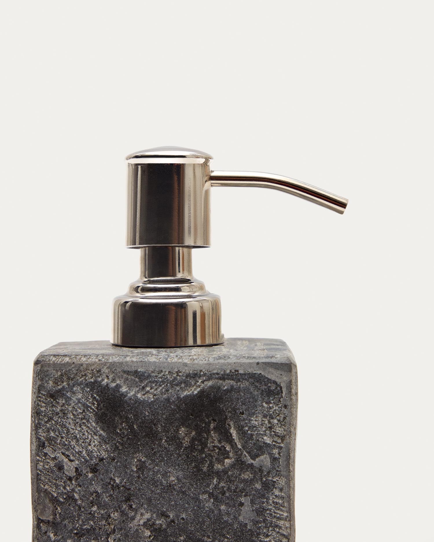 Seifenspender Macinne in Grau in Grau präsentiert im Onlineshop von KAQTU Design AG. Badzubehör ist von Kave Home