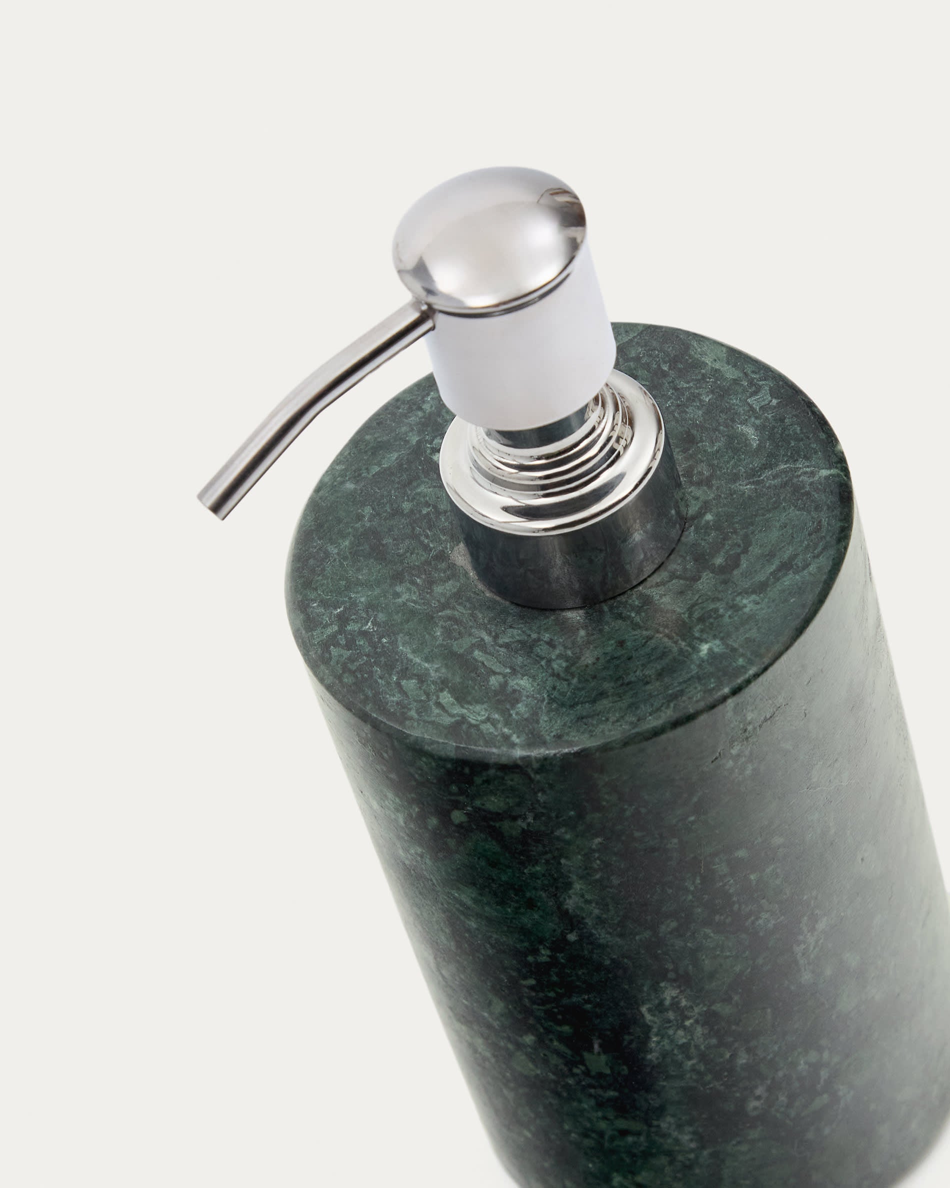 Seifenspender Elenei aus grünem Marmor in Grün präsentiert im Onlineshop von KAQTU Design AG. Badzubehör ist von Kave Home