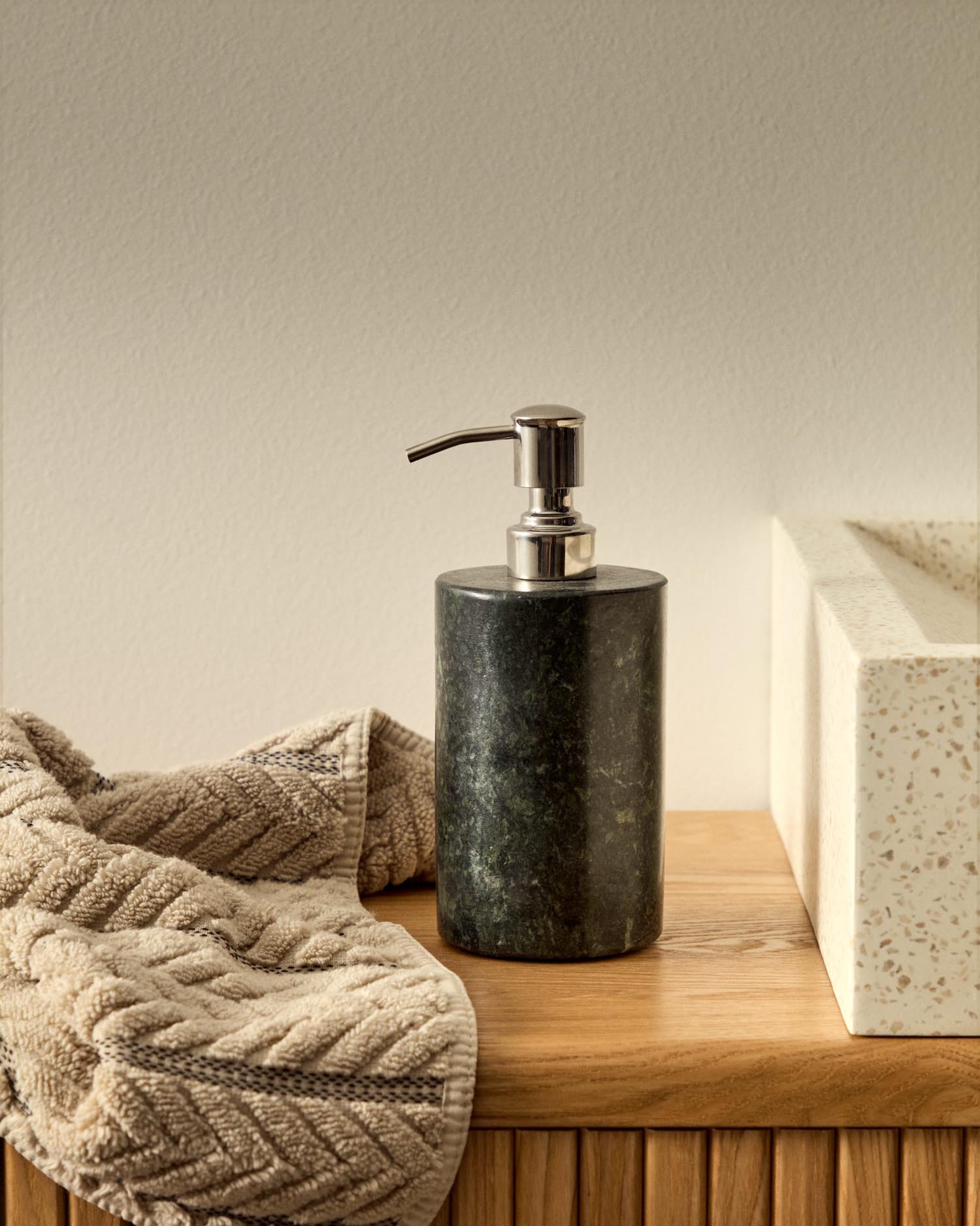 Seifenspender Elenei aus grünem Marmor in Grün präsentiert im Onlineshop von KAQTU Design AG. Badzubehör ist von Kave Home