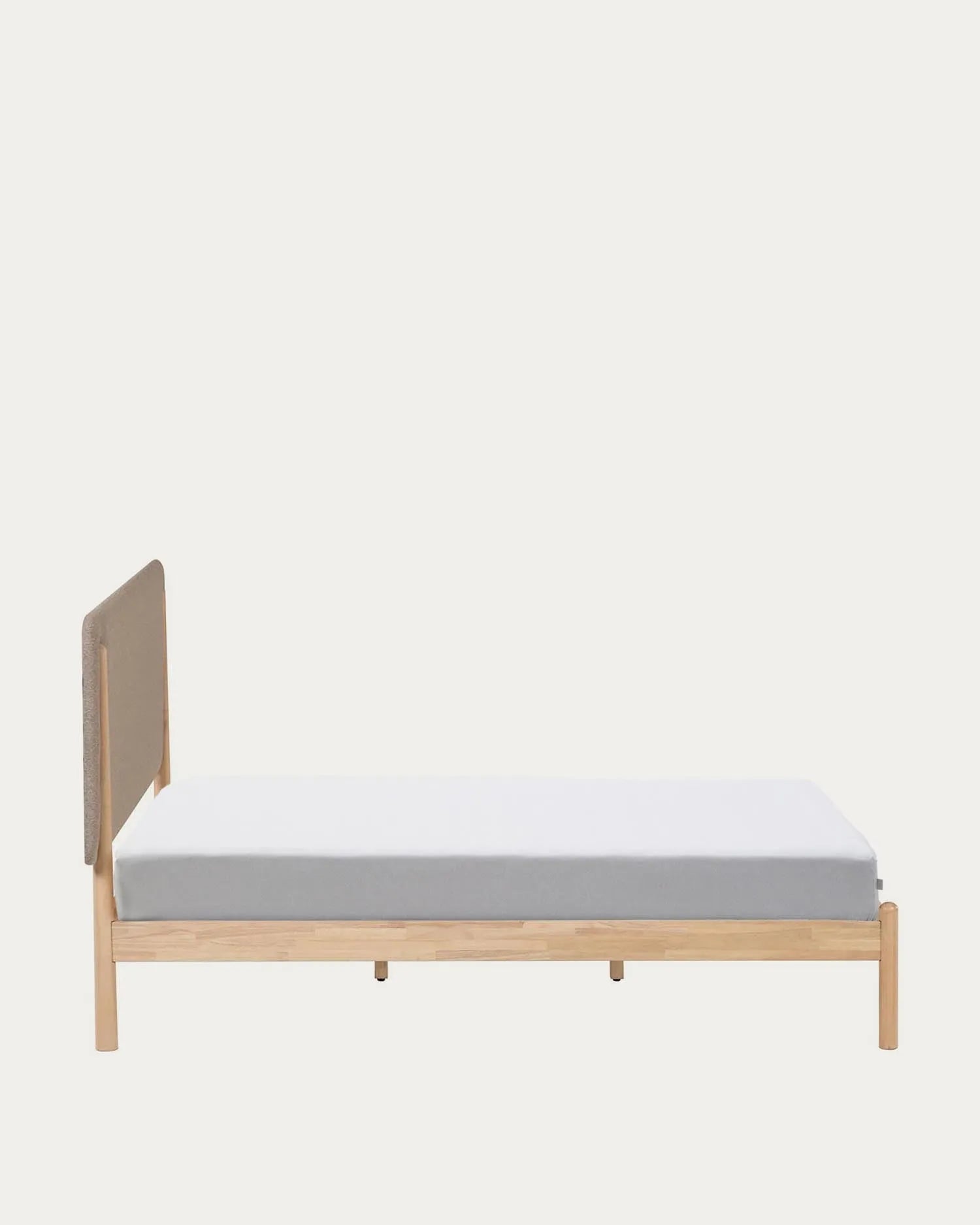 Elegantes Shayndel Bett aus Kautschukholz, 160x200 cm, mit beigem Kopfteil für stilvolle Entspannung und langlebigen Komfort.