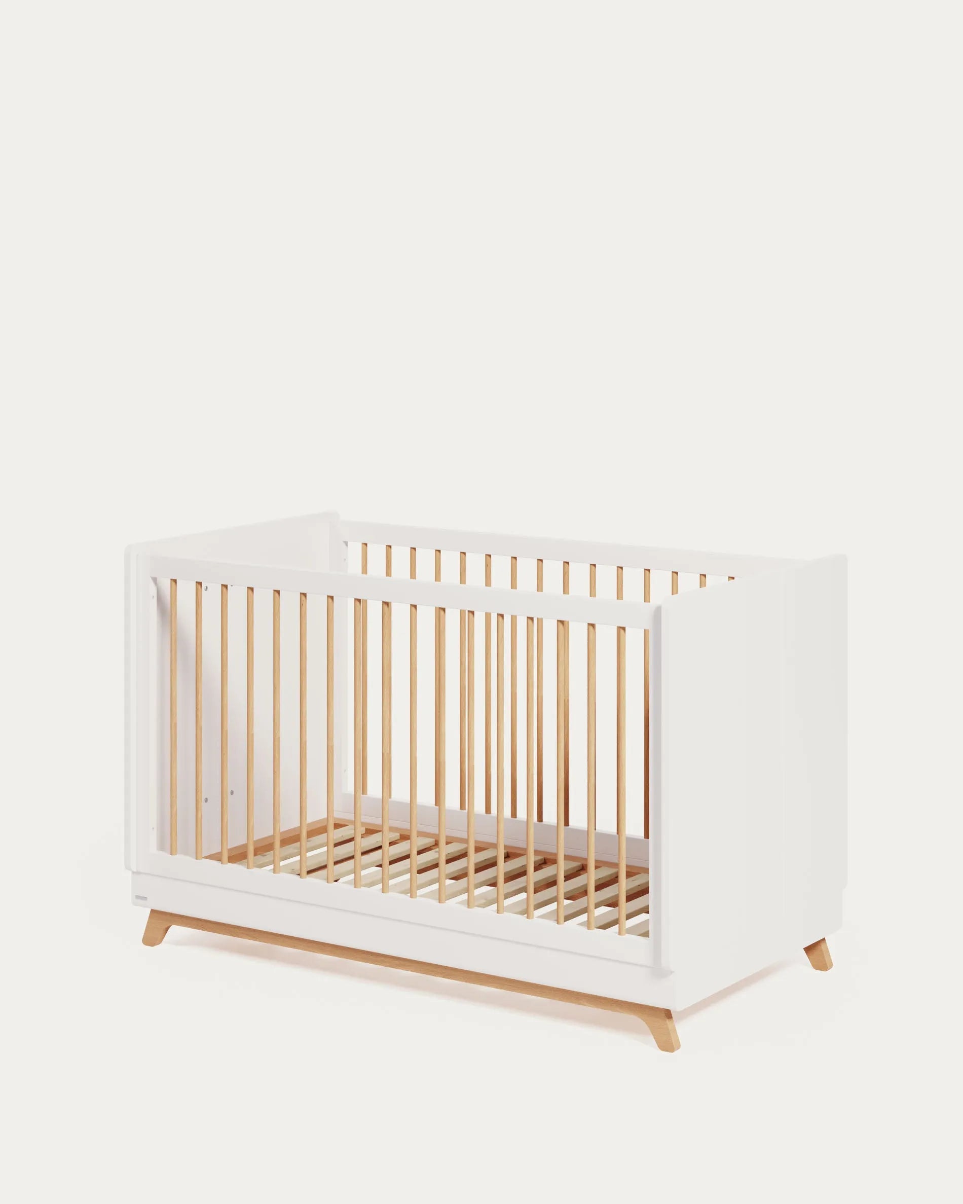 Elegantes, mitwachsendes Kinderbett aus massiver Buche, 70x140 cm, mit weißem Finish, anpassbar von Baby- zu Juniorbett.