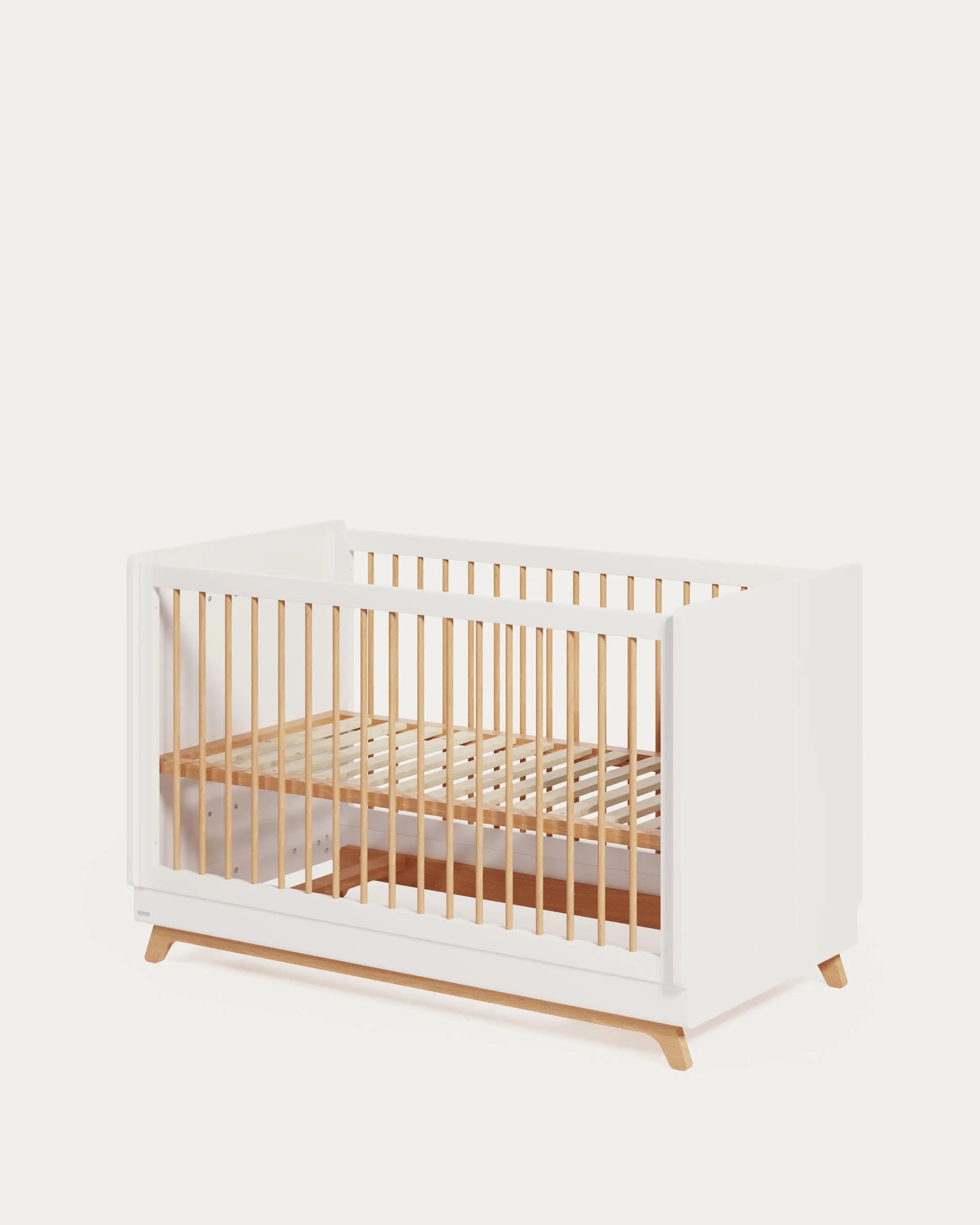 Elegantes, mitwachsendes Kinderbett aus massiver Buche, 70x140 cm, mit weißem Finish, anpassbar von Baby- zu Juniorbett.