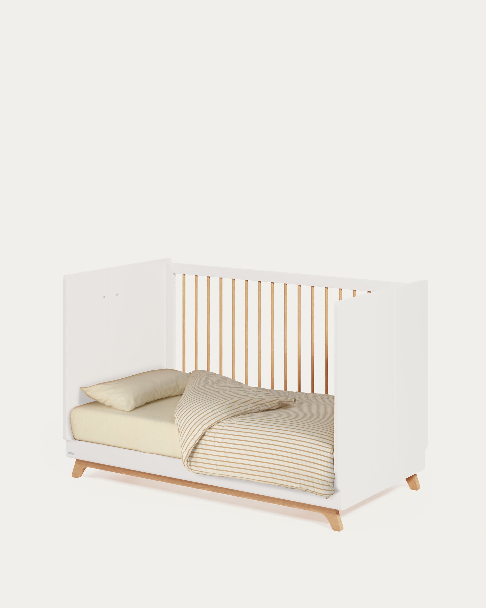 Elegantes, mitwachsendes Kinderbett aus massiver Buche, 70x140 cm, mit weißem Finish, anpassbar von Baby- zu Juniorbett.