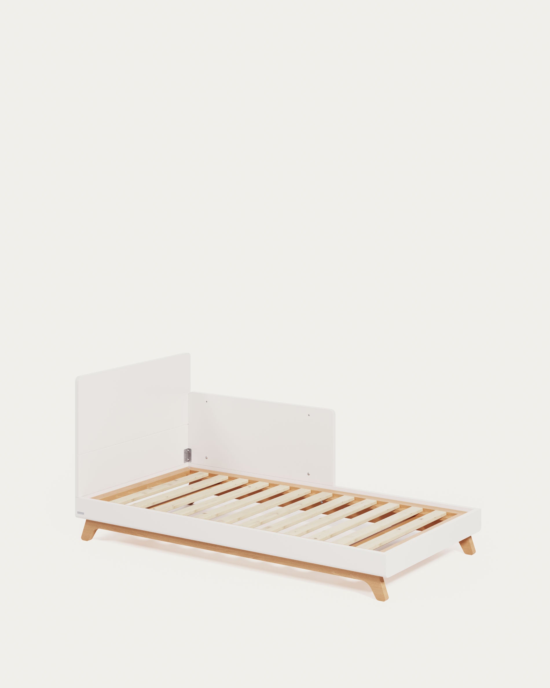 Mitwachsendes Kinderbett aus massiver Buche, weiß lackiert, 70x140 cm, robust und stilvoll, von Kave Home.