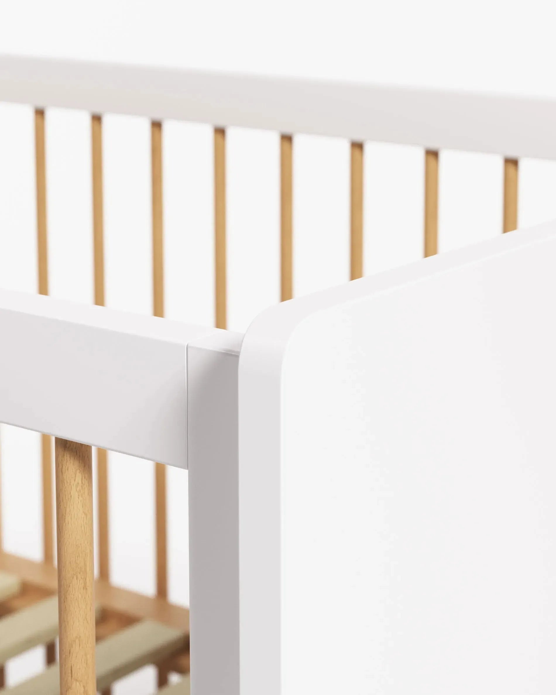 Maralis Kinderbett, 70x140 cm, aus massiver Buche mit weißem Finish, mitwachsend, langlebig und elegant, von Kave Home.