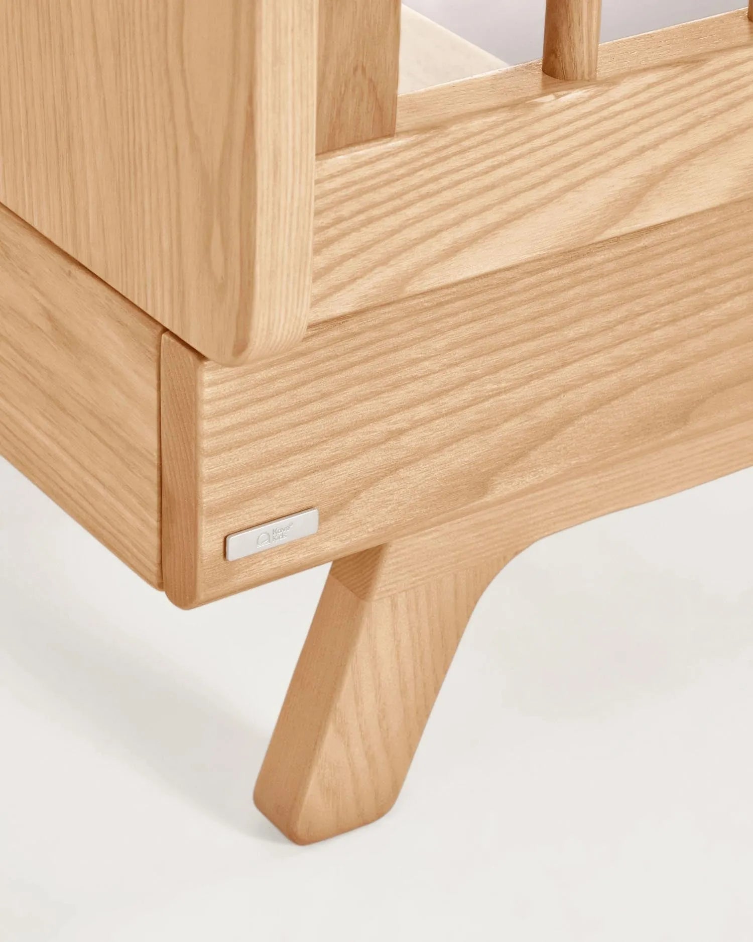 Das Maralis Gitterbett 70x140 cm aus massivem Buchenholz bietet Komfort und Stil, perfekt für die Entwicklung Ihres Kindes.