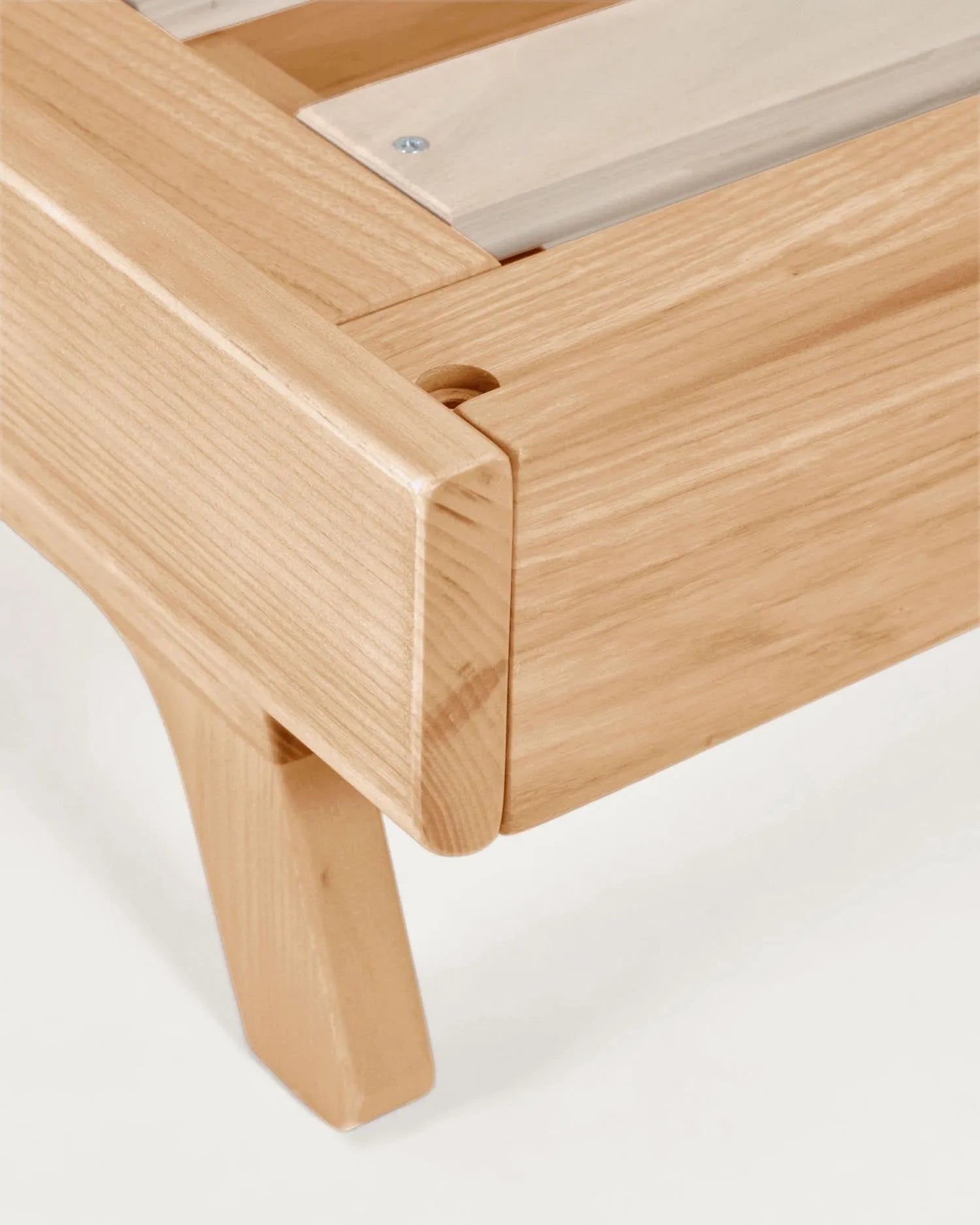 Das Maralis Gitterbett aus massivem Buchenholz (70x140 cm) bietet anpassungsfähiges Design und hochwertige Verarbeitung für Ihr Kind.