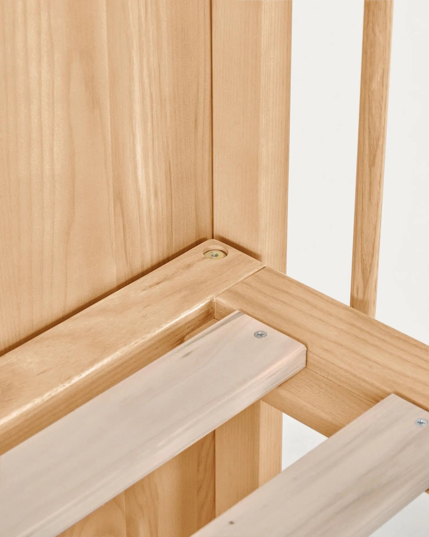 Das Maralis Gitterbett 70x140 cm aus Buchenholz vereint Funktionalität und Design, ideal für die Bedürfnisse Ihres Kindes.