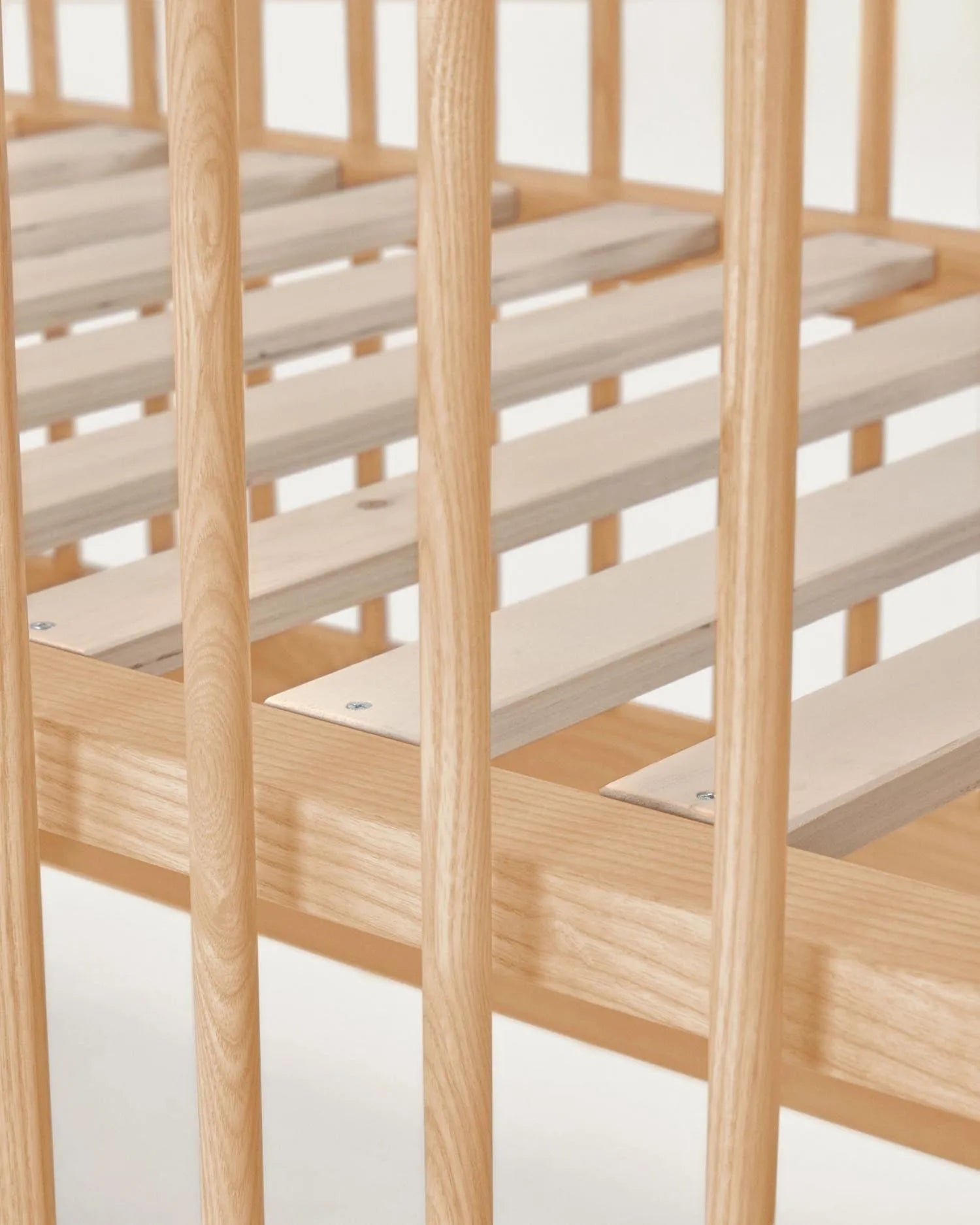 Das Maralis Gitterbett (70x140 cm) aus massivem Buchenholz vereint Flexibilität und Qualität, ideal für die Bedürfnisse Ihres Kindes.
