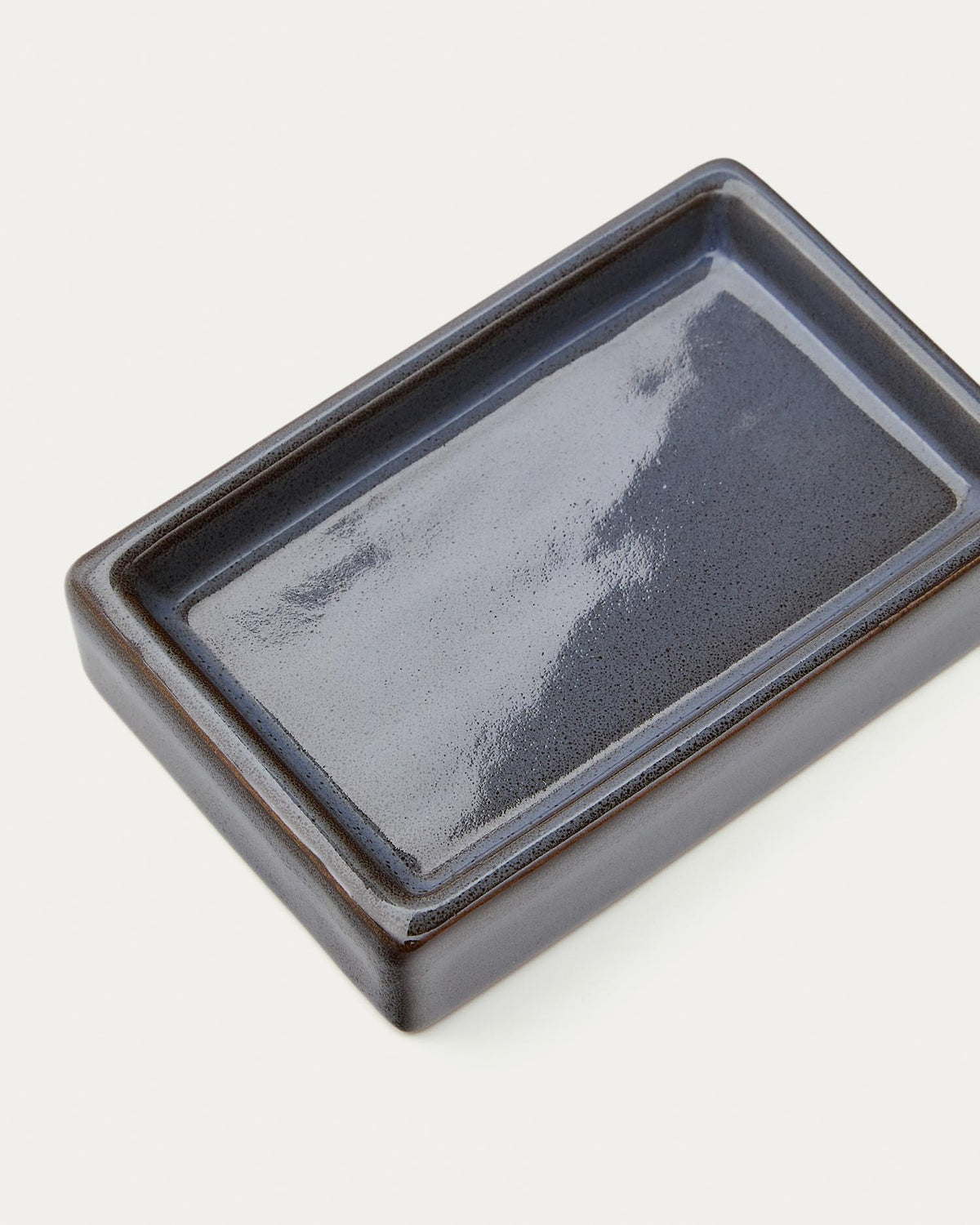 Silvet Seifenschale aus grauem Steingut in Blau präsentiert im Onlineshop von KAQTU Design AG. Seifenspender ist von Kave Home