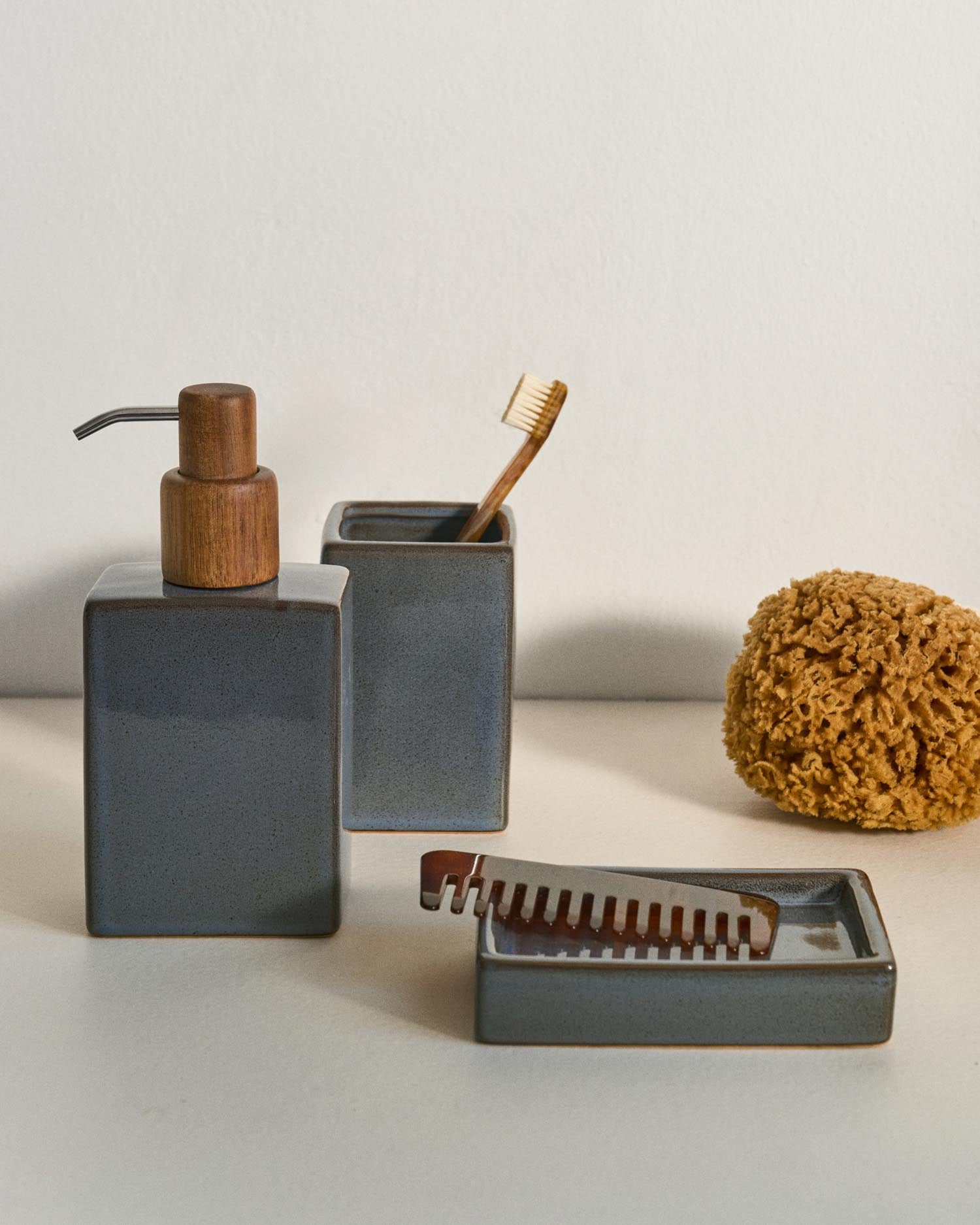 Silvet Seifenschale aus grauem Steingut in Blau präsentiert im Onlineshop von KAQTU Design AG. Seifenspender ist von Kave Home
