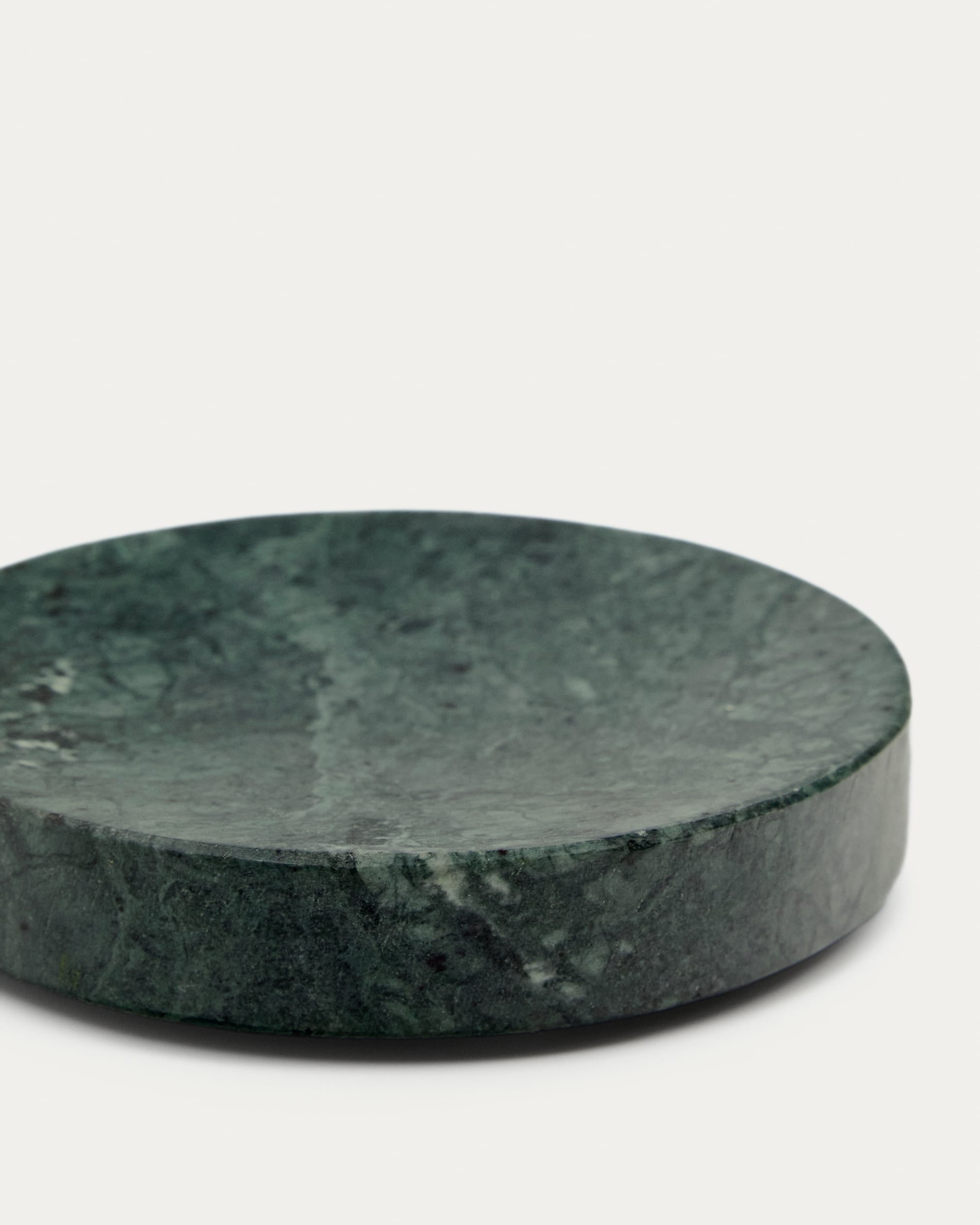 Seifenschale Elenei aus grünem Marmor in Grün präsentiert im Onlineshop von KAQTU Design AG. Badzubehör ist von Kave Home