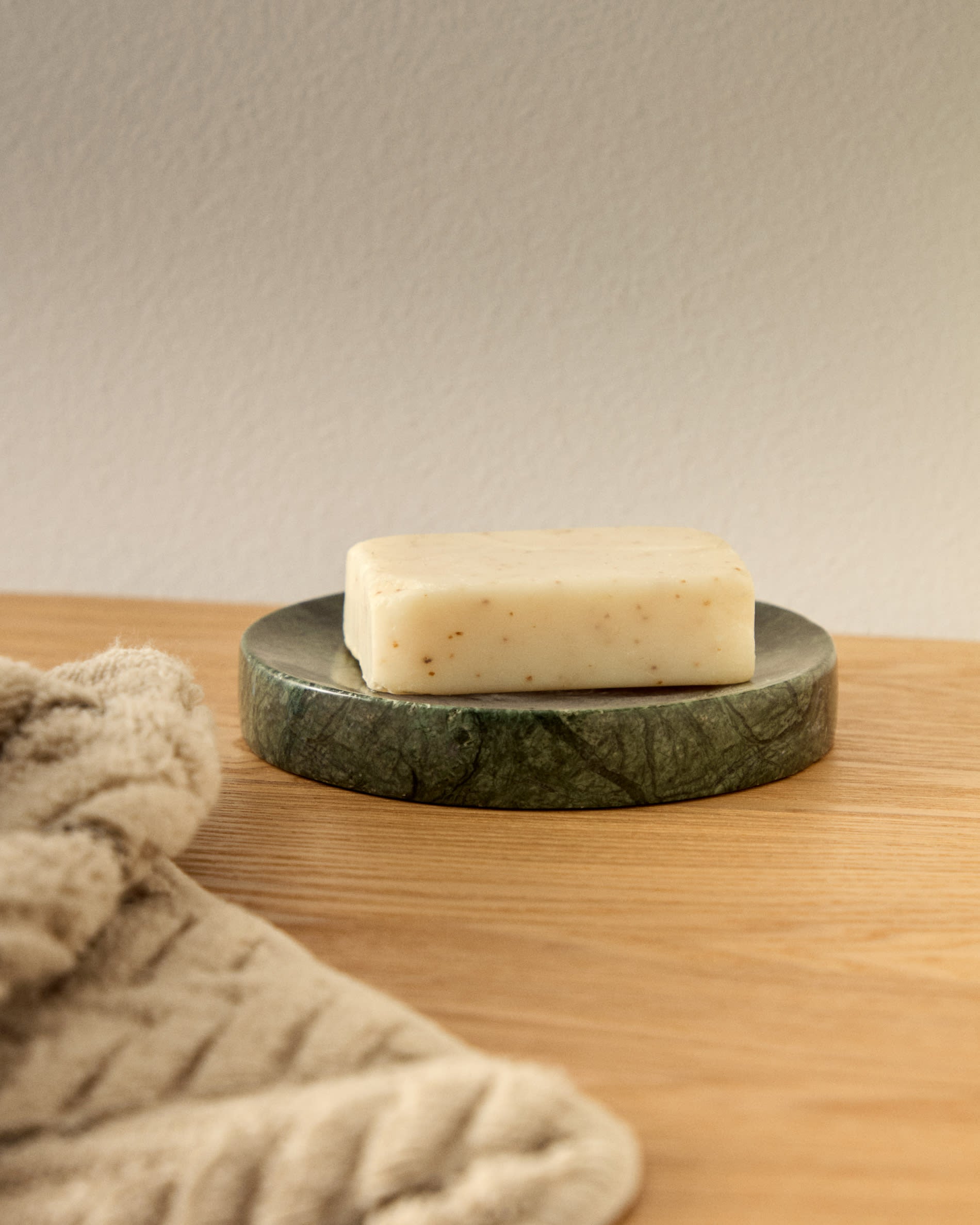 Seifenschale Elenei aus grünem Marmor in Grün präsentiert im Onlineshop von KAQTU Design AG. Badzubehör ist von Kave Home