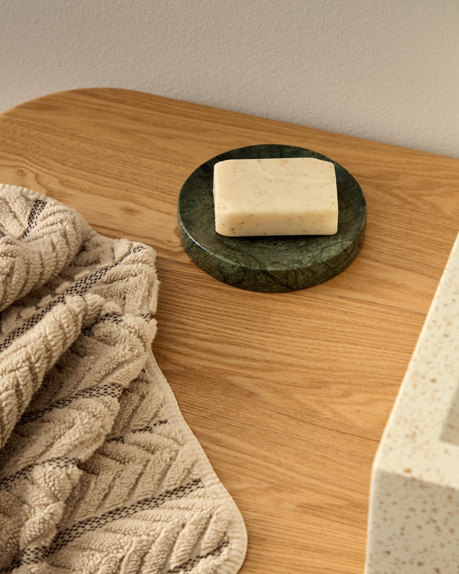 Seifenschale Elenei aus grünem Marmor in Grün präsentiert im Onlineshop von KAQTU Design AG. Badzubehör ist von Kave Home