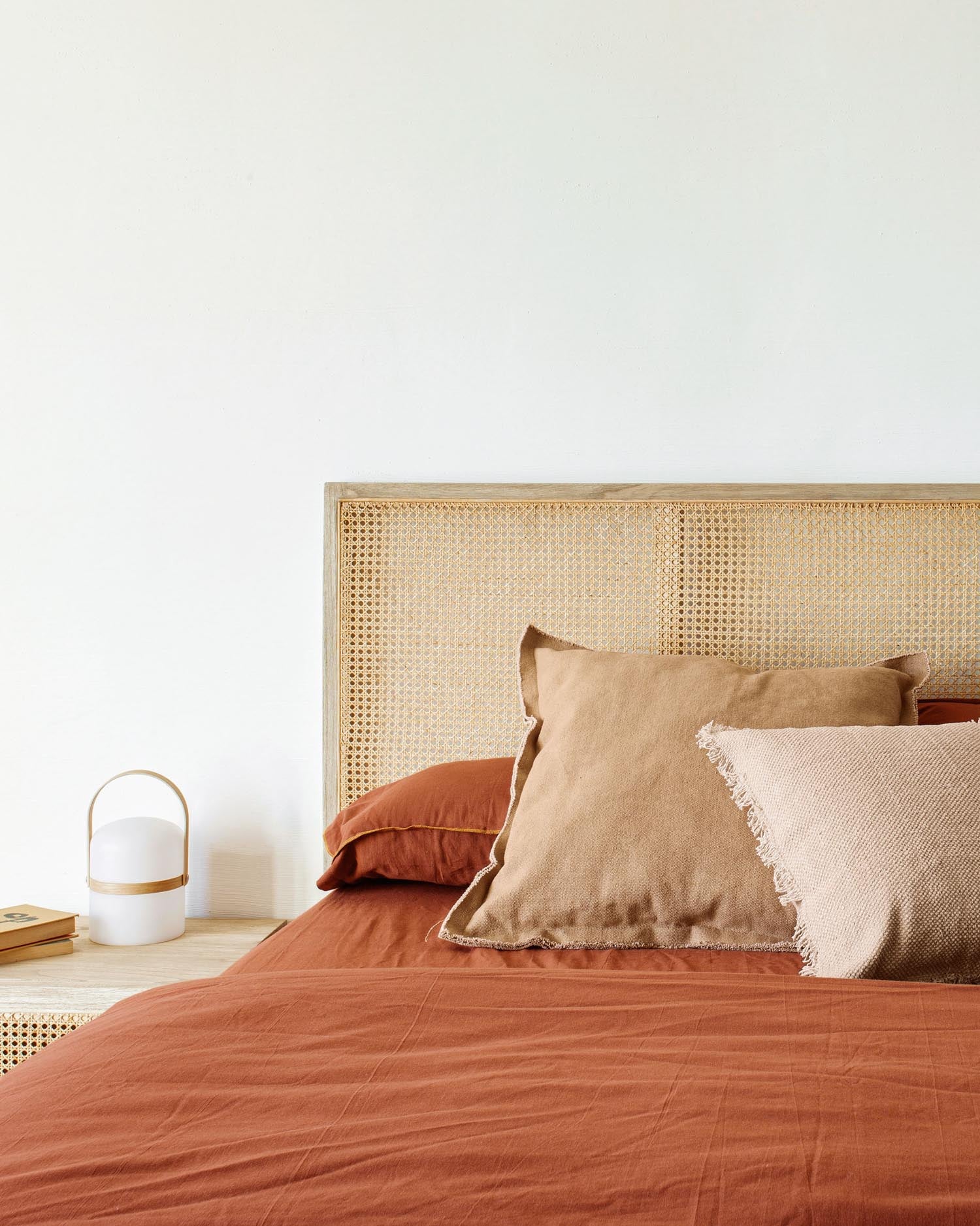 Das Rexit Kopfteil aus Mindiholz und Rattan bietet 160 cm Betten eine stilvolle, natürliche Ergänzung für Ihr Schlafzimmer.
