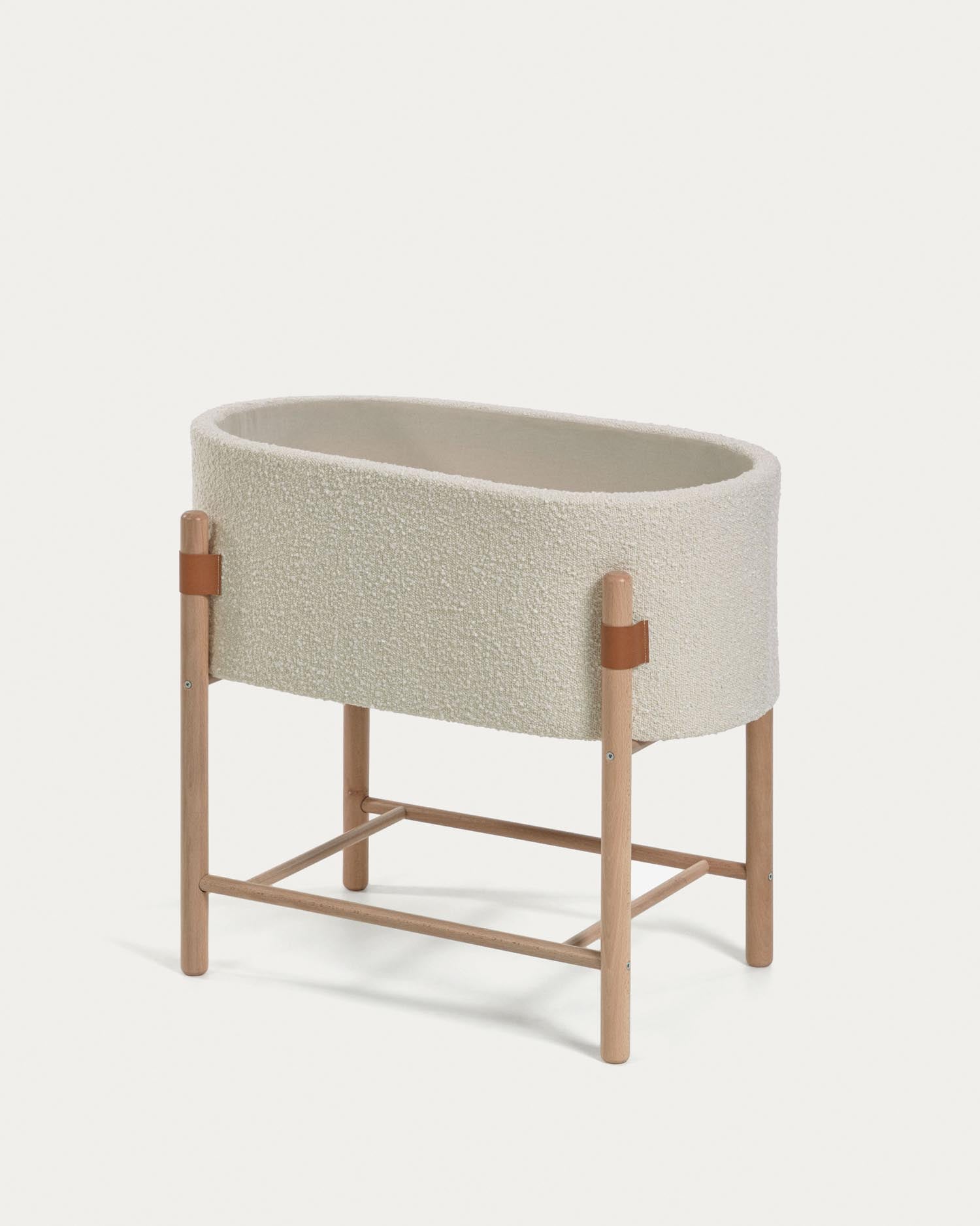 Eleganter Adara Stubenwagen aus massivem Buchenholz mit weichem Bouclé-Stoff in Weiss, 69x46 cm, für stilvolle Babyträume.