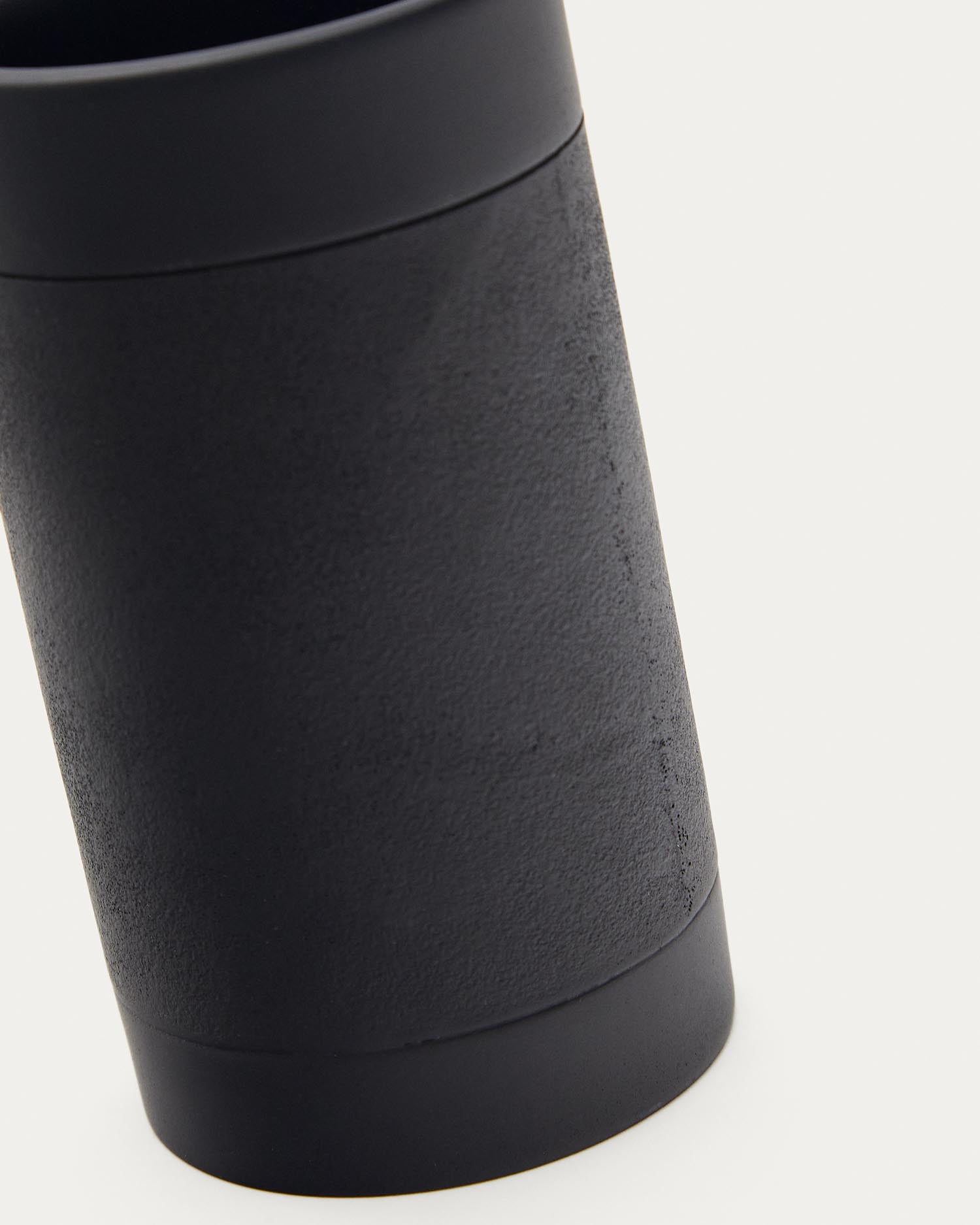 Sisel Zahnbürstenhalter aus schwarzem Polyresin in Schwarz präsentiert im Onlineshop von KAQTU Design AG. Toilettenartikel ist von Kave Home