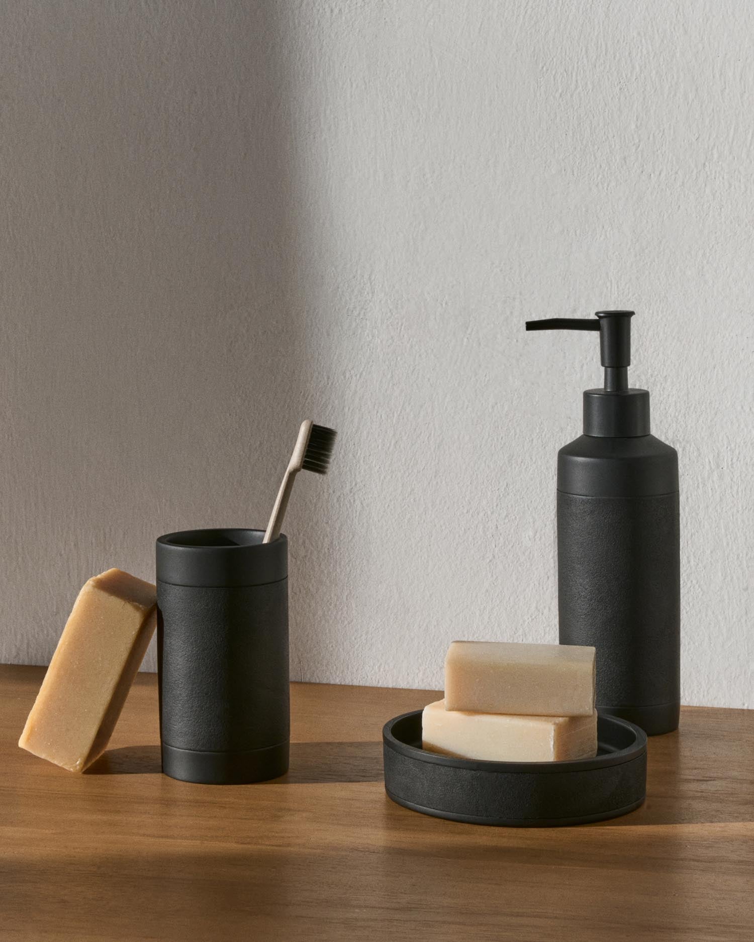 Sisel Zahnbürstenhalter aus schwarzem Polyresin in Schwarz präsentiert im Onlineshop von KAQTU Design AG. Toilettenartikel ist von Kave Home