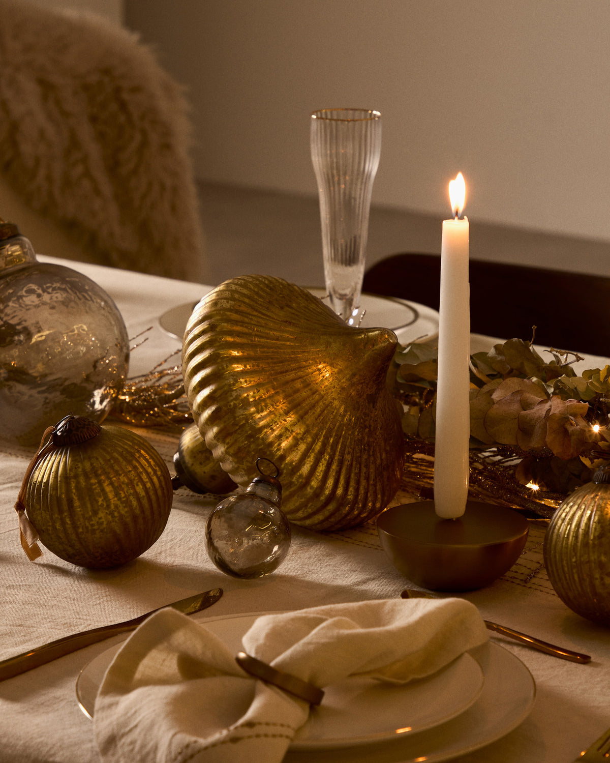 Hängeornament Raj aus recyceltem Glas gold 20 cm in Gold präsentiert im Onlineshop von KAQTU Design AG. Ornament ist von Kave Home