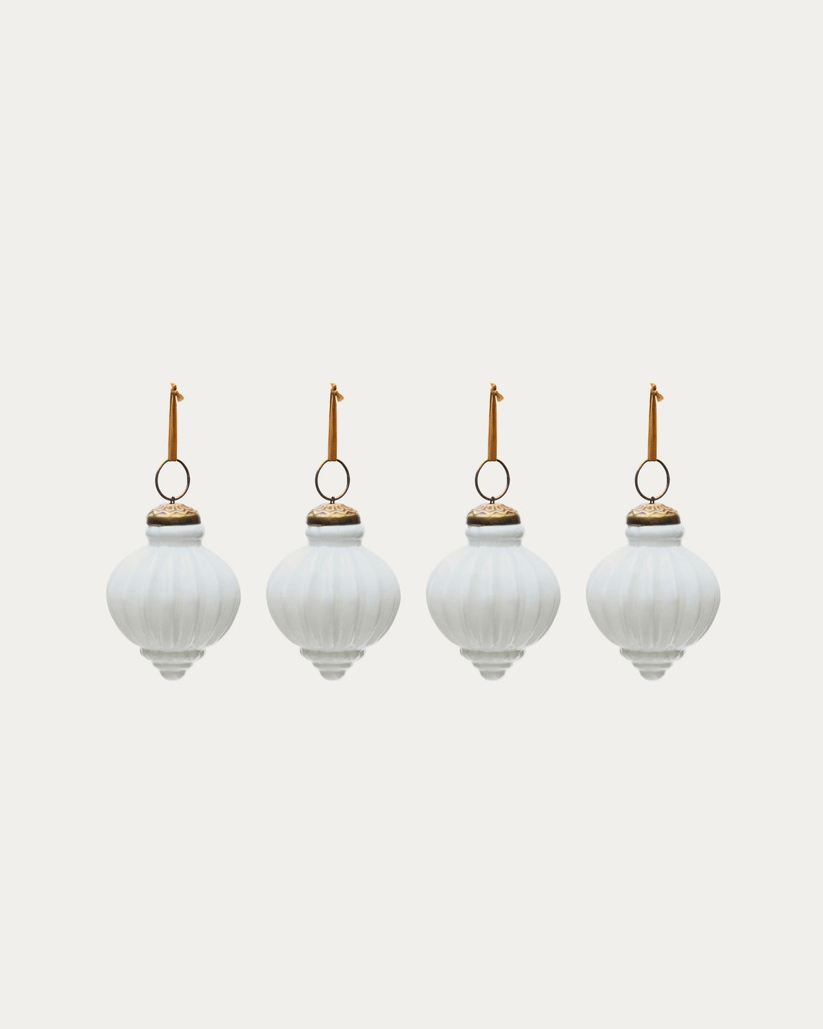 Set aus 4 Weihnachtskugeln Irlo aus recyceltem Glas weiss Ø 8 cm in Weiss präsentiert im Onlineshop von KAQTU Design AG. Weihnachtszubehör ist von Kave Home