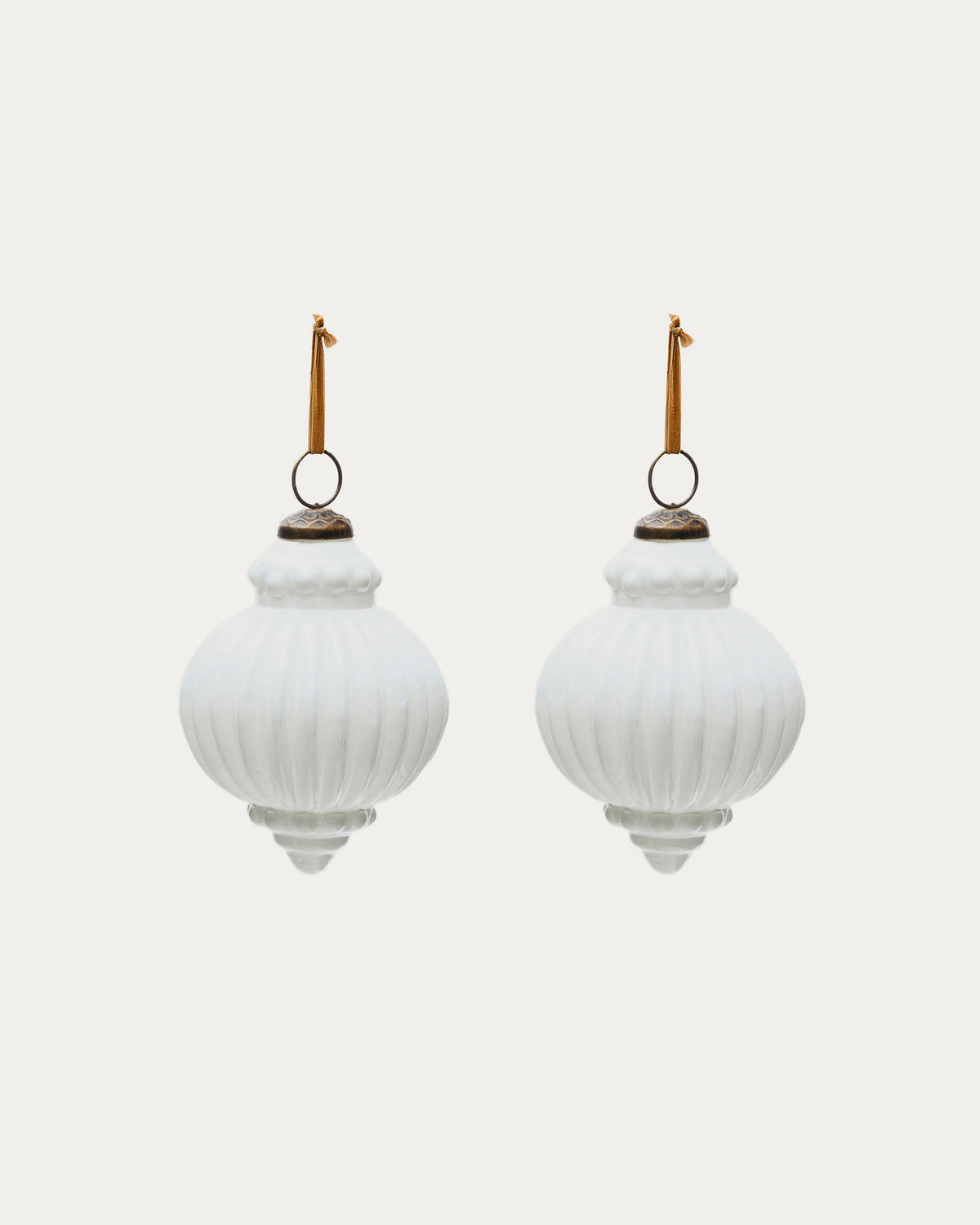 Set aus 2 Weihnachtskugeln Irlo aus recyceltem Glas weiss Ø 10 cm in Weiss präsentiert im Onlineshop von KAQTU Design AG. Weihnachtszubehör ist von Kave Home
