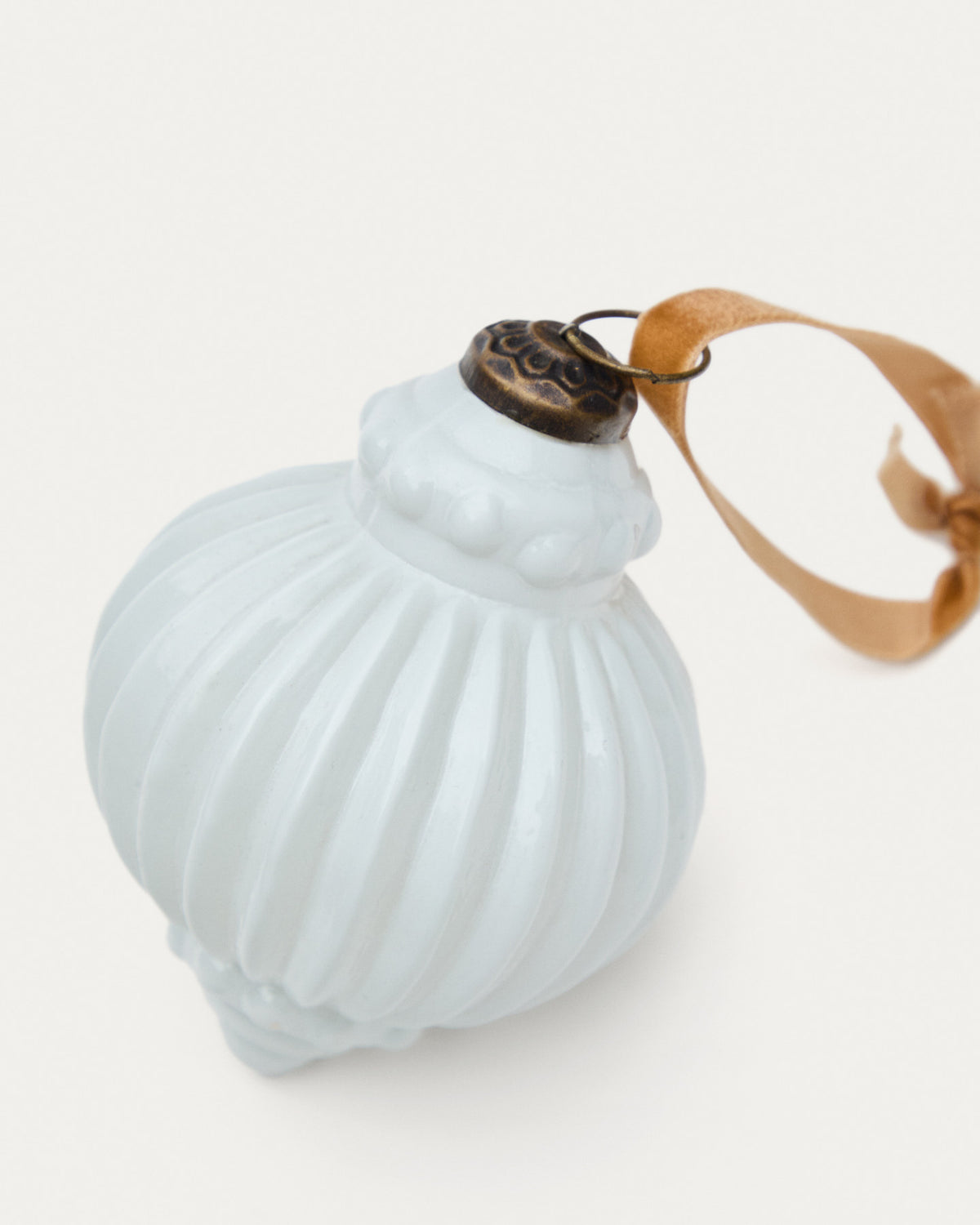 Set aus 2 Weihnachtskugeln Irlo aus recyceltem Glas weiss Ø 10 cm in Weiss präsentiert im Onlineshop von KAQTU Design AG. Weihnachtszubehör ist von Kave Home