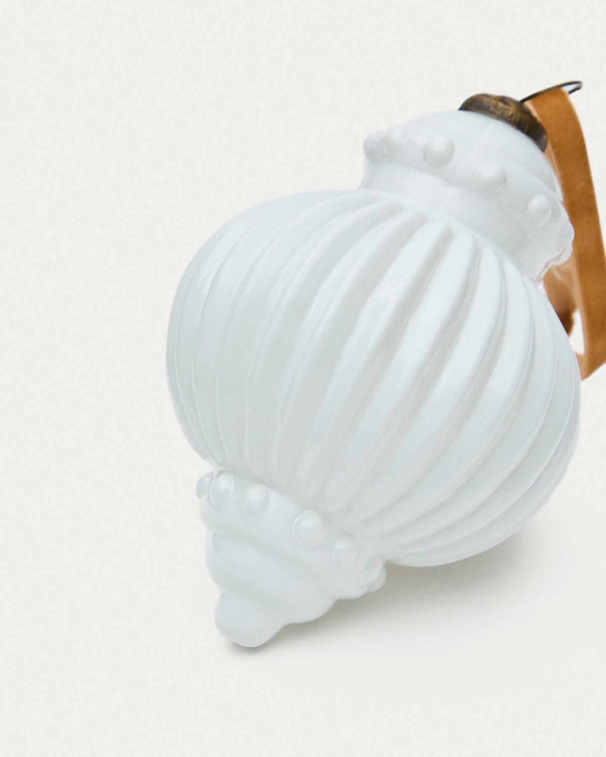 Set aus 2 Weihnachtskugeln Irlo aus recyceltem Glas weiss Ø 13 cm in Weiss präsentiert im Onlineshop von KAQTU Design AG. Weihnachtszubehör ist von Kave Home