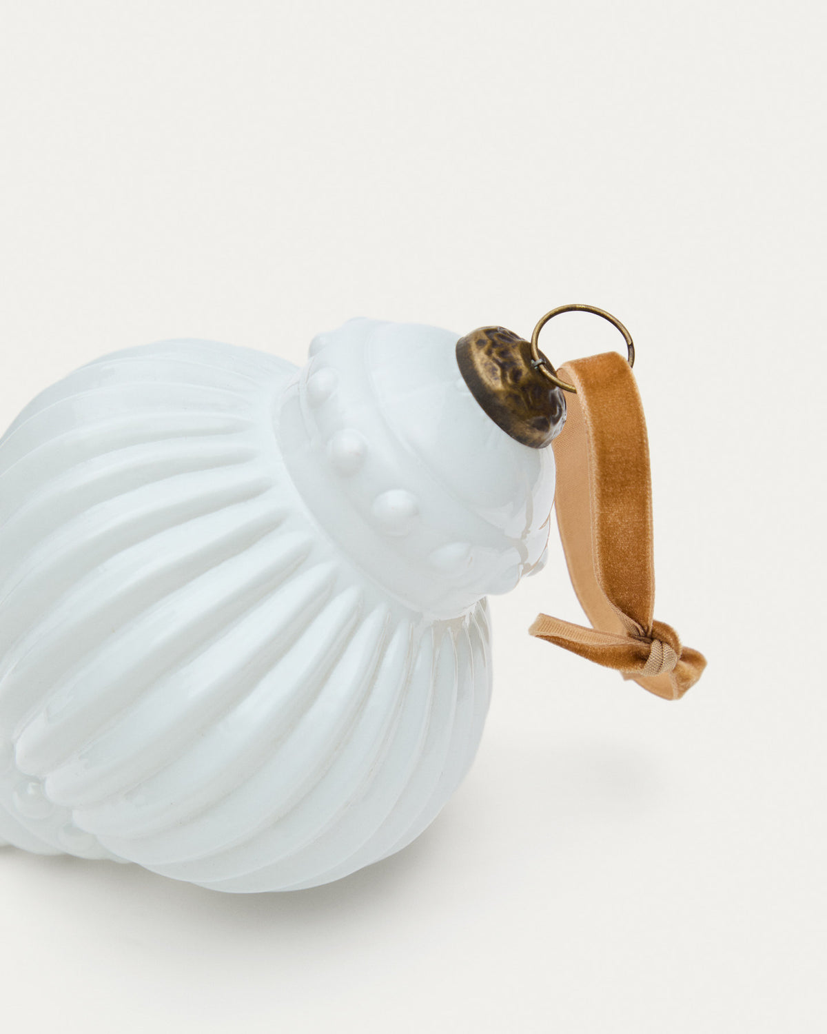 Set aus 2 Weihnachtskugeln Irlo aus recyceltem Glas weiss Ø 13 cm in Weiss präsentiert im Onlineshop von KAQTU Design AG. Weihnachtszubehör ist von Kave Home