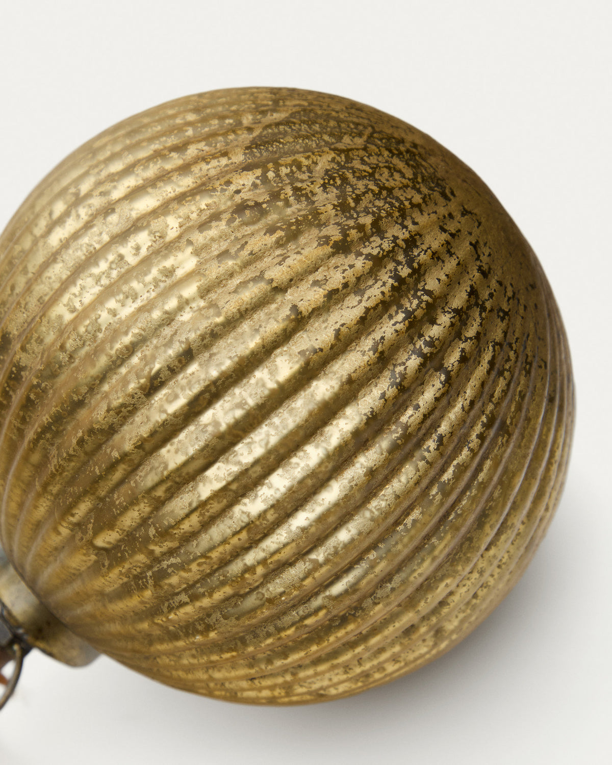 Weihnachtskugel Elur aus recyceltem Glas gold Ø 15 cm in Gold präsentiert im Onlineshop von KAQTU Design AG. Weihnachtszubehör ist von Kave Home
