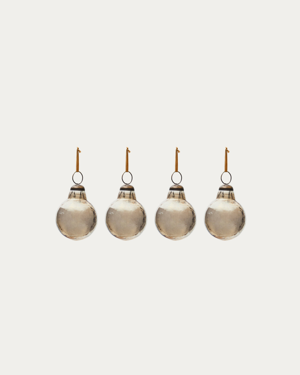 Set aus 4 Weihnachtskugeln Piril aus recyceltem Glas braun Ø 6 cm in Braun, Transparent präsentiert im Onlineshop von KAQTU Design AG. Weihnachtszubehör ist von Kave Home