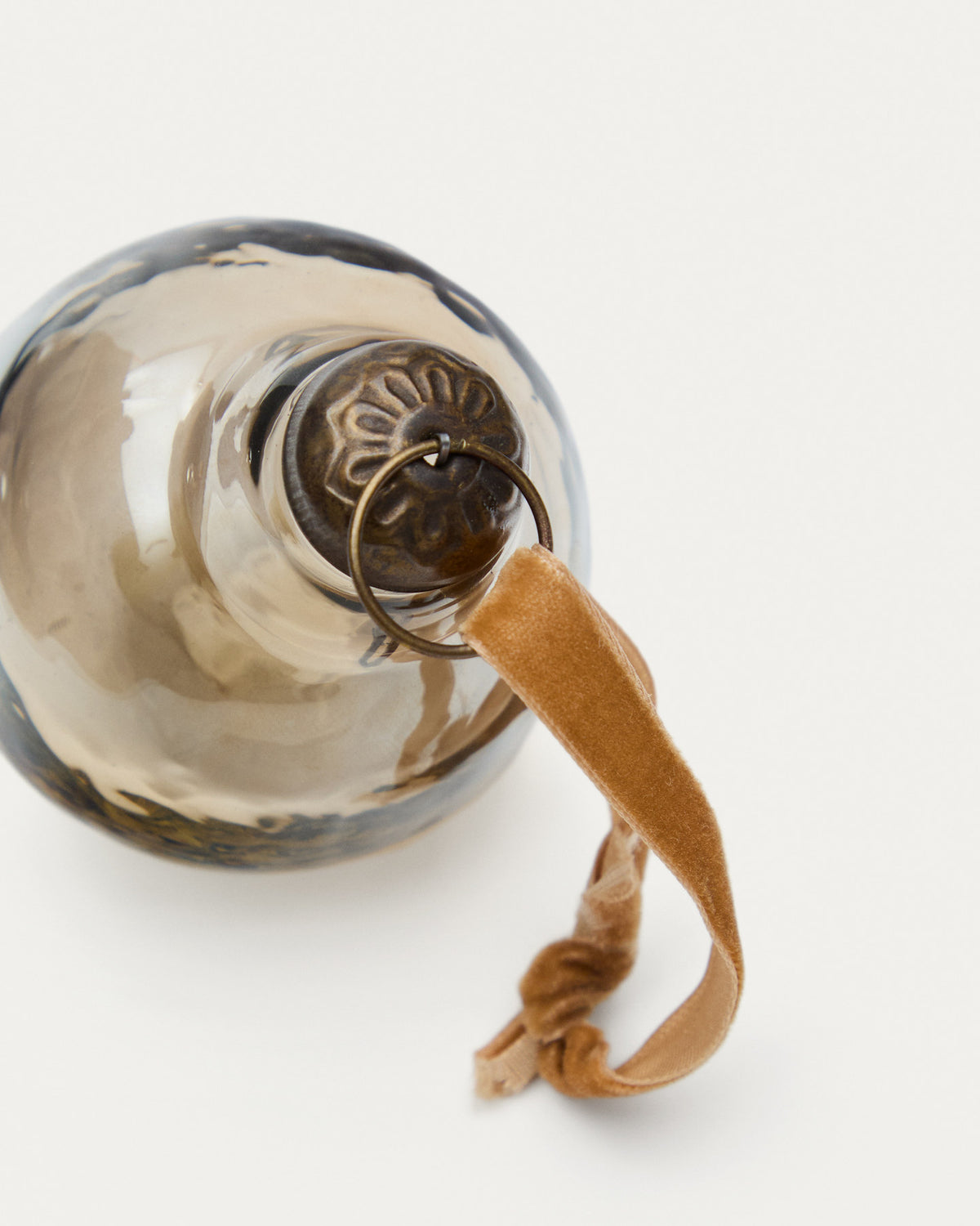 Set aus 4 Weihnachtskugeln Piril aus recyceltem Glas braun Ø 6 cm in Braun, Transparent präsentiert im Onlineshop von KAQTU Design AG. Weihnachtszubehör ist von Kave Home