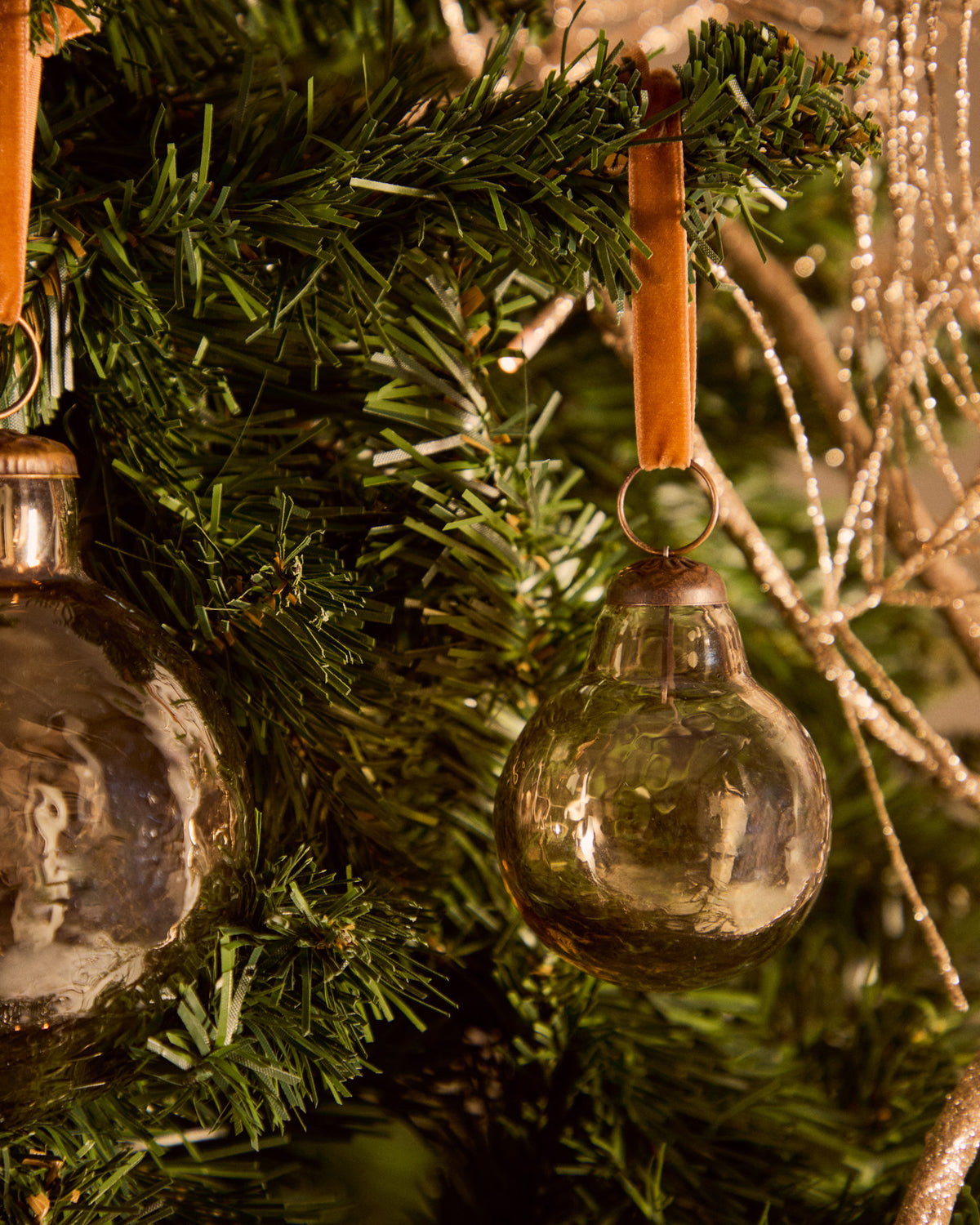 Set aus 4 Weihnachtskugeln Piril aus recyceltem Glas braun Ø 6 cm in Braun, Transparent präsentiert im Onlineshop von KAQTU Design AG. Weihnachtszubehör ist von Kave Home