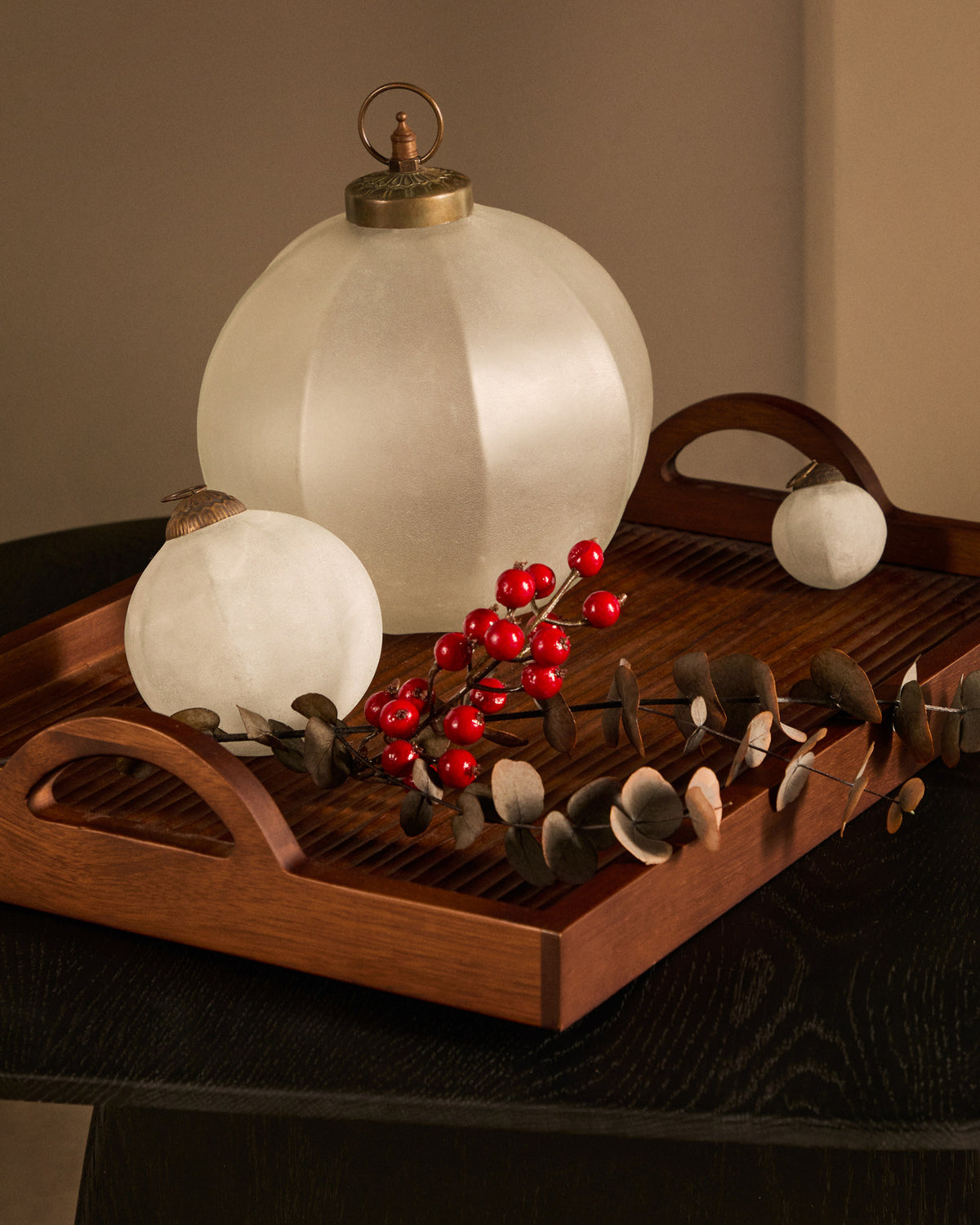 Set aus 2 Weihnachtskugeln Talve aus recyceltem Glas weiss Ø 10 cm in Weiss präsentiert im Onlineshop von KAQTU Design AG. Weihnachtszubehör ist von Kave Home