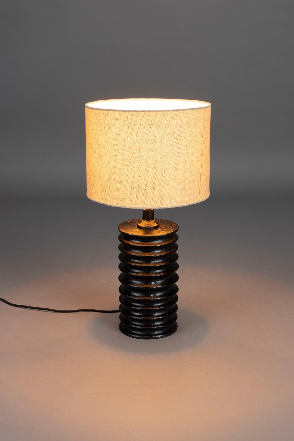 Yalu Tischleuchte in Schwarz präsentiert im Onlineshop von KAQTU Design AG. Tischleuchte ist von Dutchbone