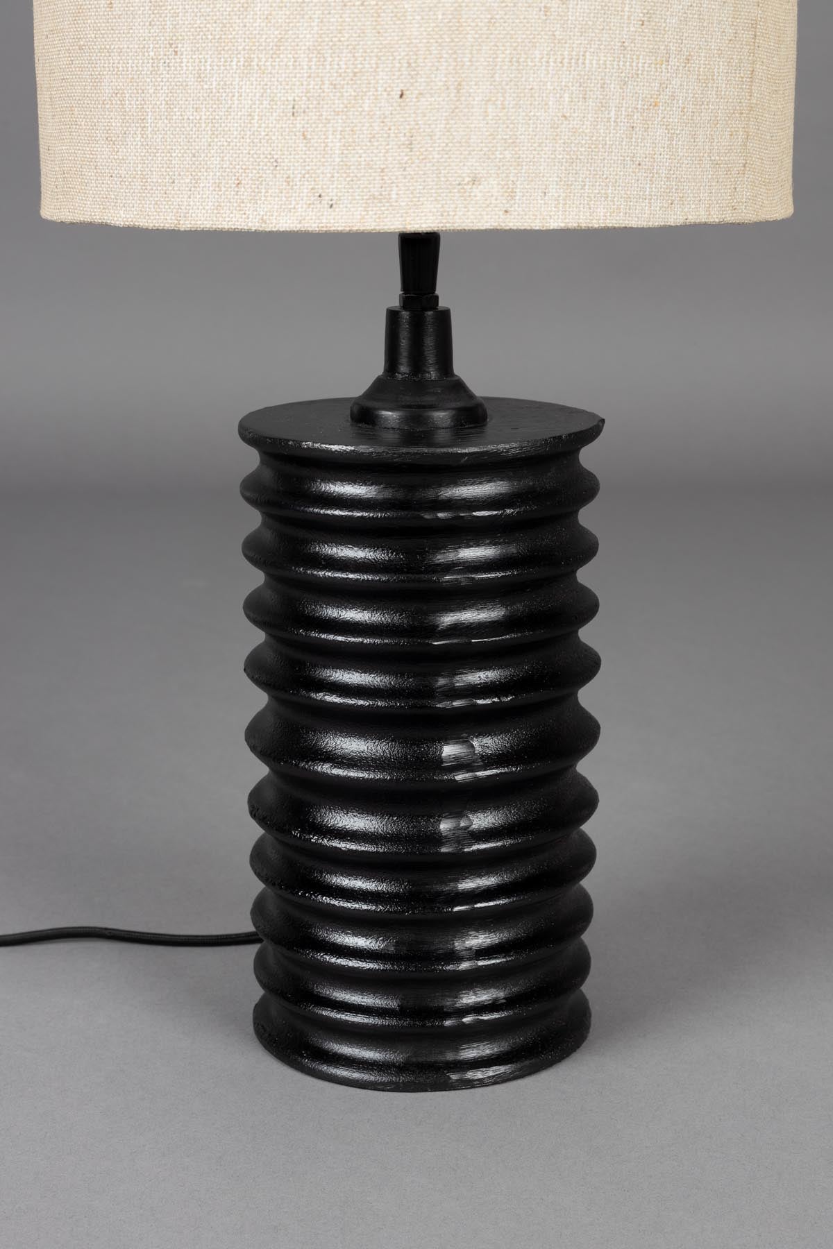 Yalu Tischleuchte in Schwarz präsentiert im Onlineshop von KAQTU Design AG. Tischleuchte ist von Dutchbone