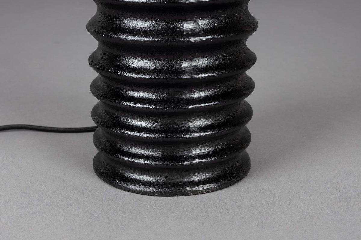 Yalu Tischleuchte in Schwarz präsentiert im Onlineshop von KAQTU Design AG. Tischleuchte ist von Dutchbone