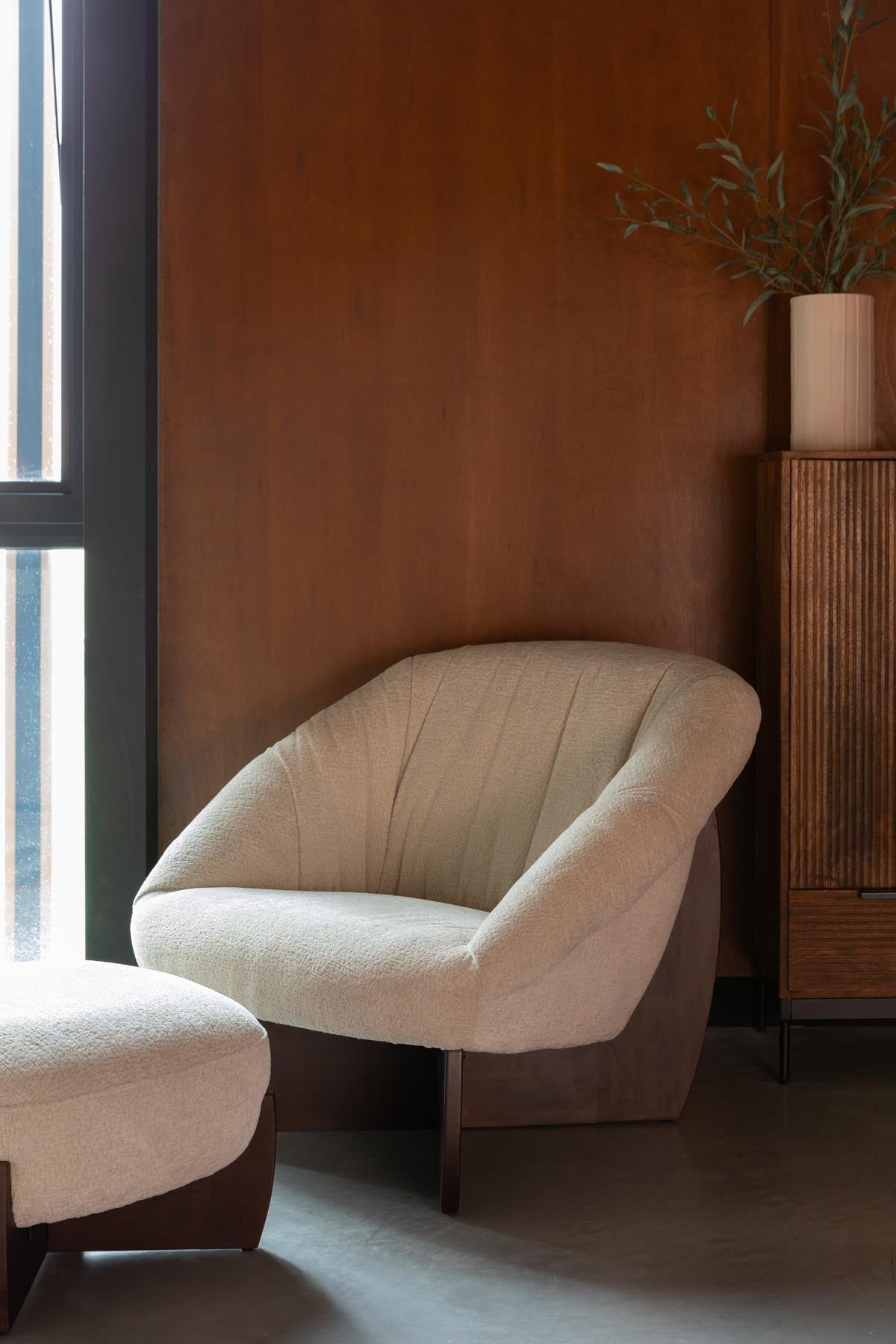 Emilius Loungestuhl in Beige präsentiert im Onlineshop von KAQTU Design AG. Sessel ist von Dutchbone
