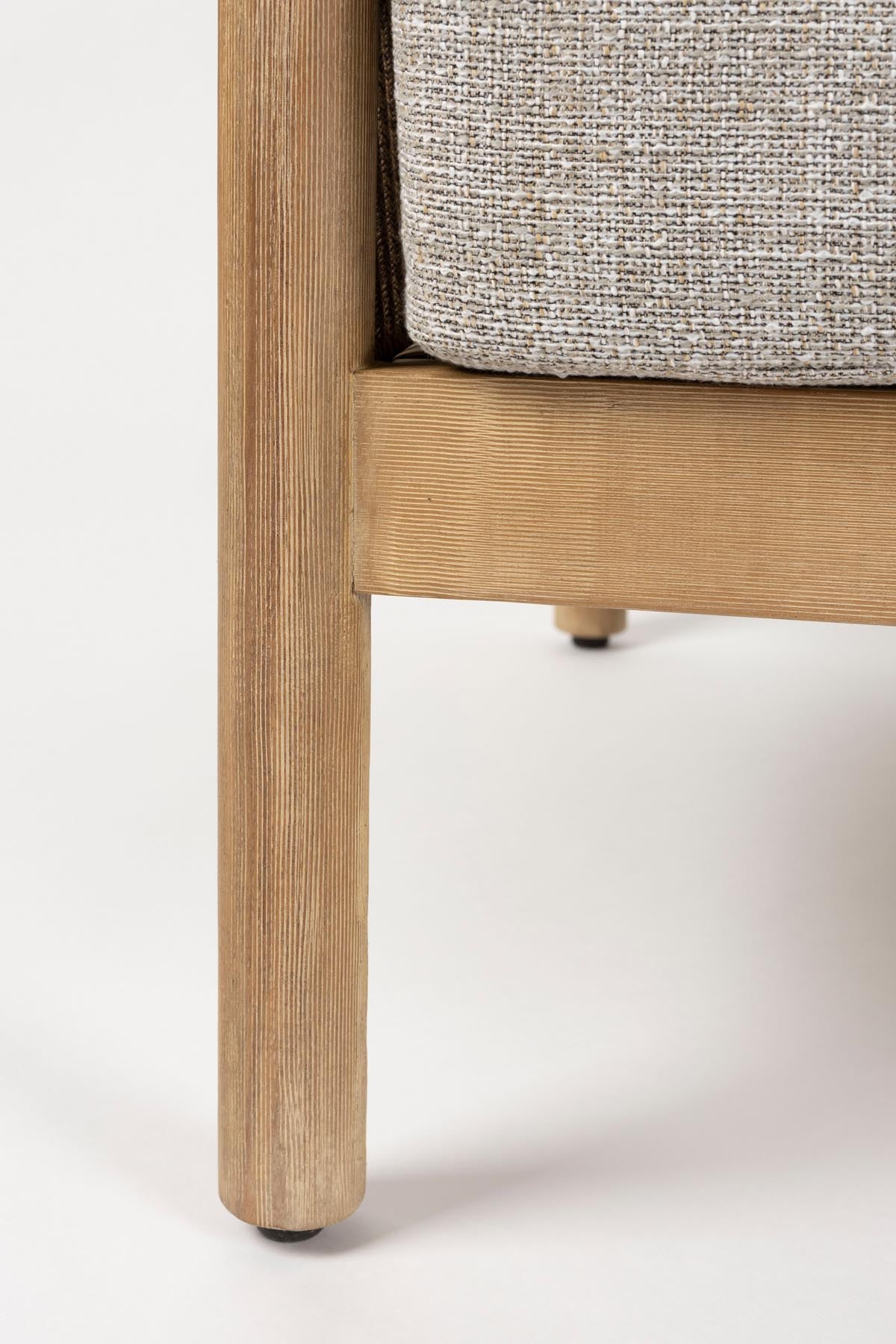 Modernes Loungeset bestehend aus dem Outdoor Sofa Oasis und einem passenden Couchtisch, ideal für gemütliche Stunden im Garten.