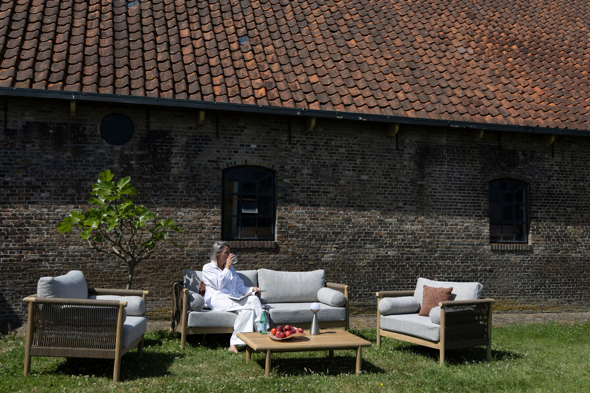 Outdoor Lounge Chair Oasis in Beige präsentiert im Onlineshop von KAQTU Design AG. Outdoor-Sessel mit Armlehnen ist von Dutchbone