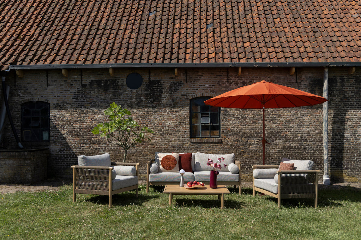 Outdoor Lounge Chair Oasis in Beige präsentiert im Onlineshop von KAQTU Design AG. Outdoor-Sessel mit Armlehnen ist von Dutchbone