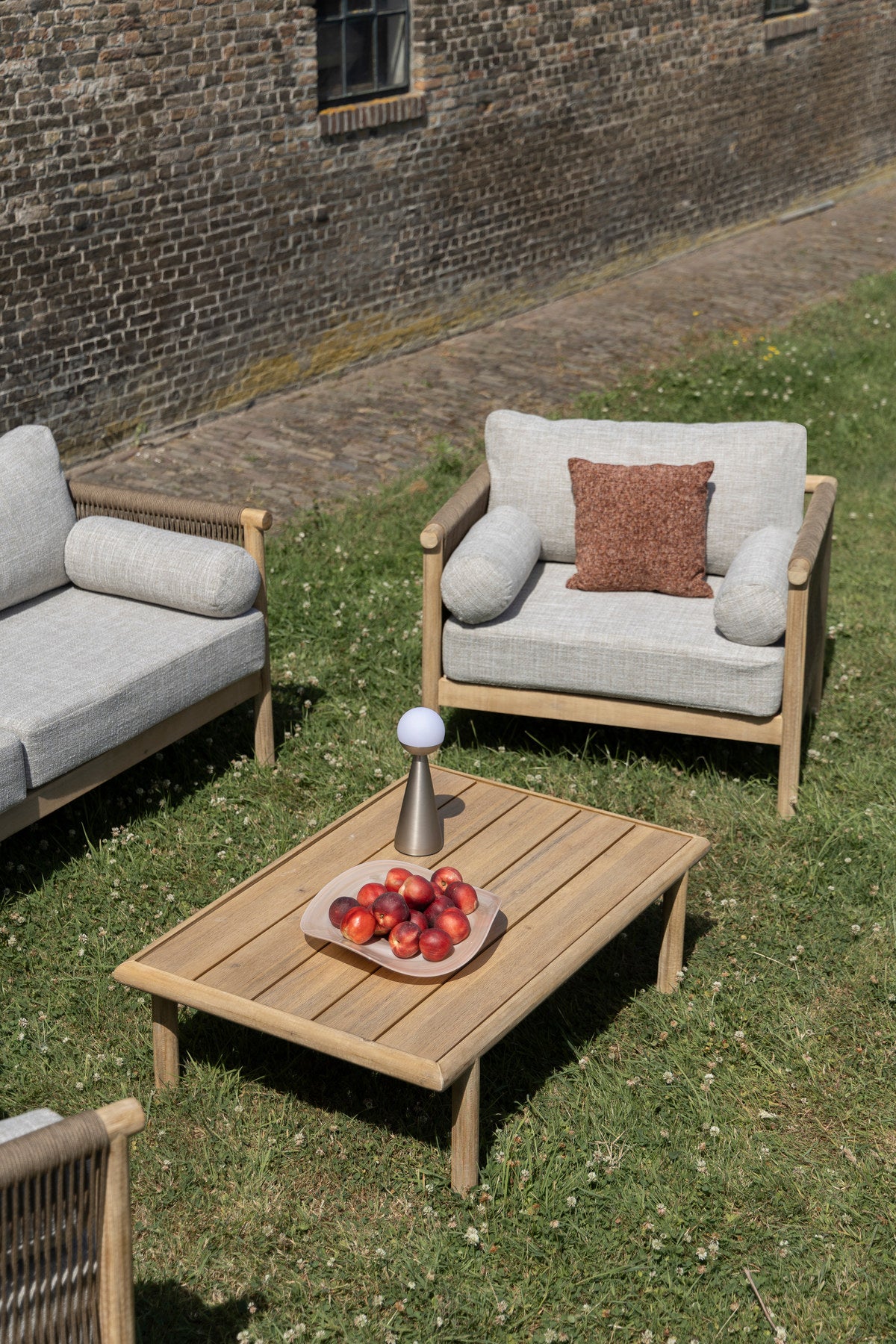 Loungeset Oasis (Sofa + Kaffeetisch + 2 Liegestühle) in Beige präsentiert im Onlineshop von KAQTU Design AG. Loungeset ist von Dutchbone