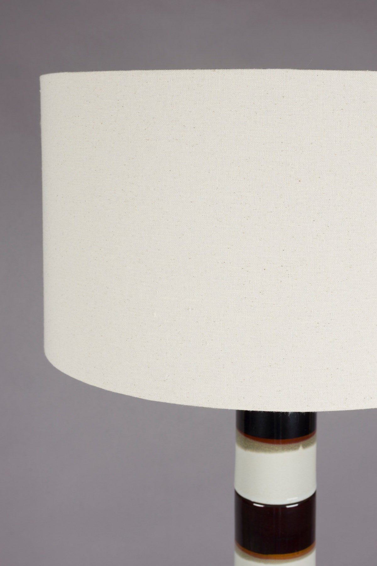 Stehlampe Vertigo in Beige präsentiert im Onlineshop von KAQTU Design AG. Stehleuchte ist von Dutchbone