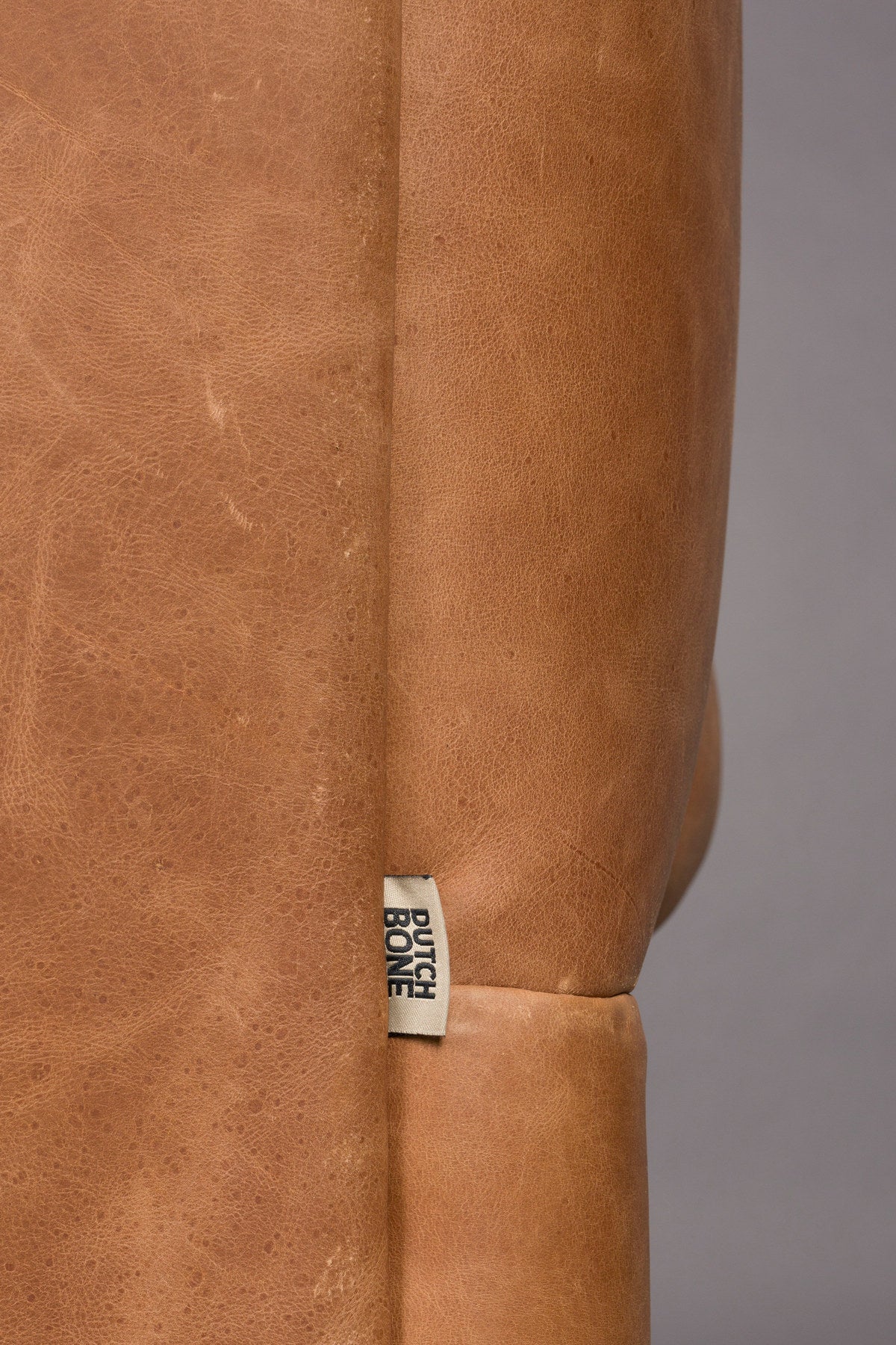 Sofa Douglas in Cognac präsentiert im Onlineshop von KAQTU Design AG. 2er Sofa ist von Dutchbone