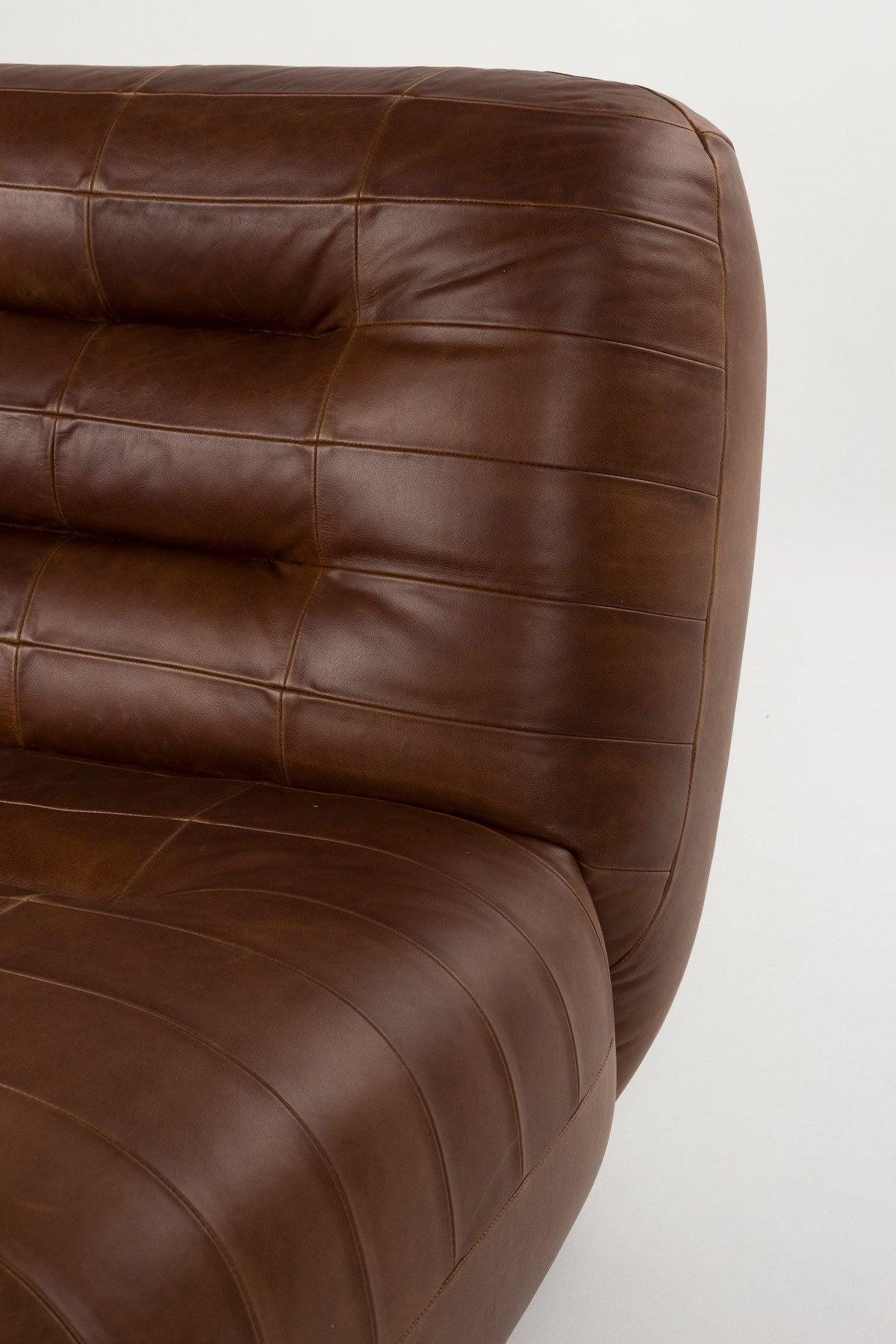 Loungesessel Wyatt in Schokolade präsentiert im Onlineshop von KAQTU Design AG. Sessel ist von Dutchbone