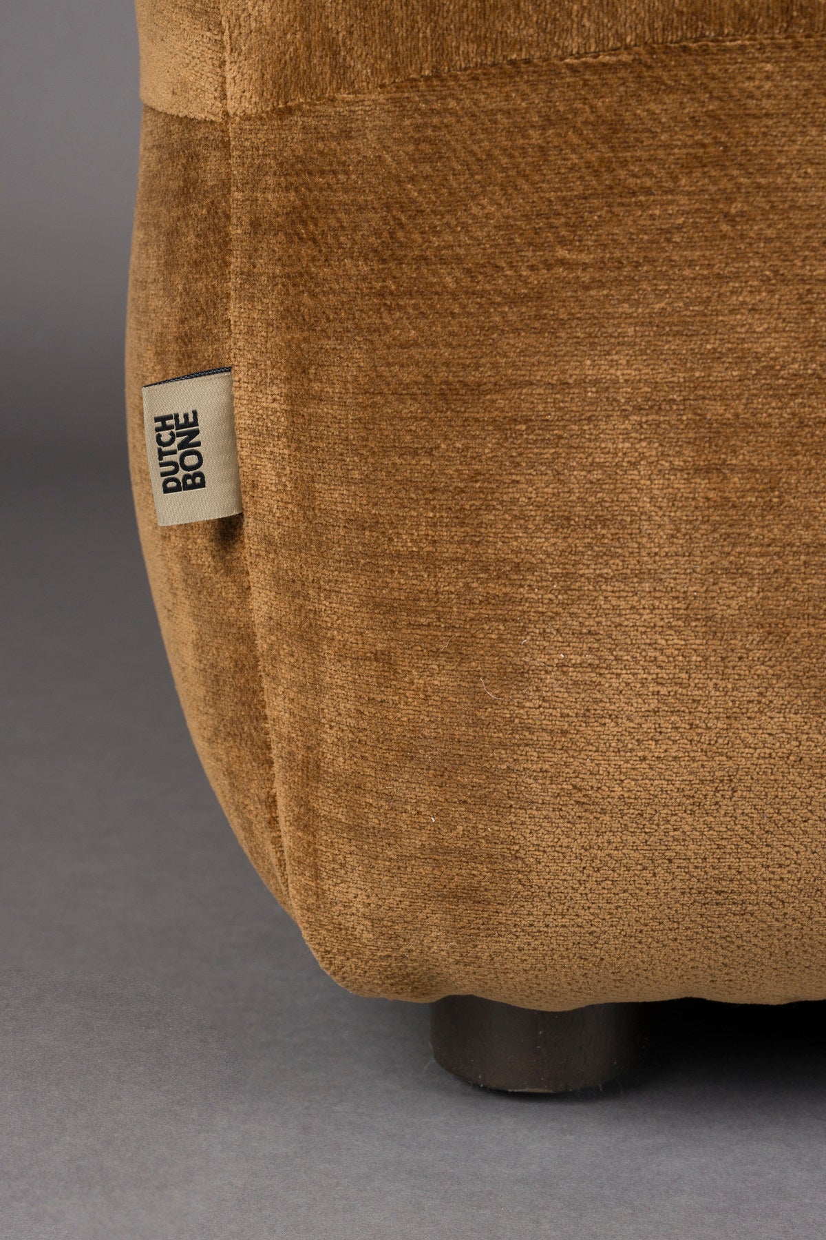 Hocker Hackman in Cognac präsentiert im Onlineshop von KAQTU Design AG. Pouf ist von Dutchbone