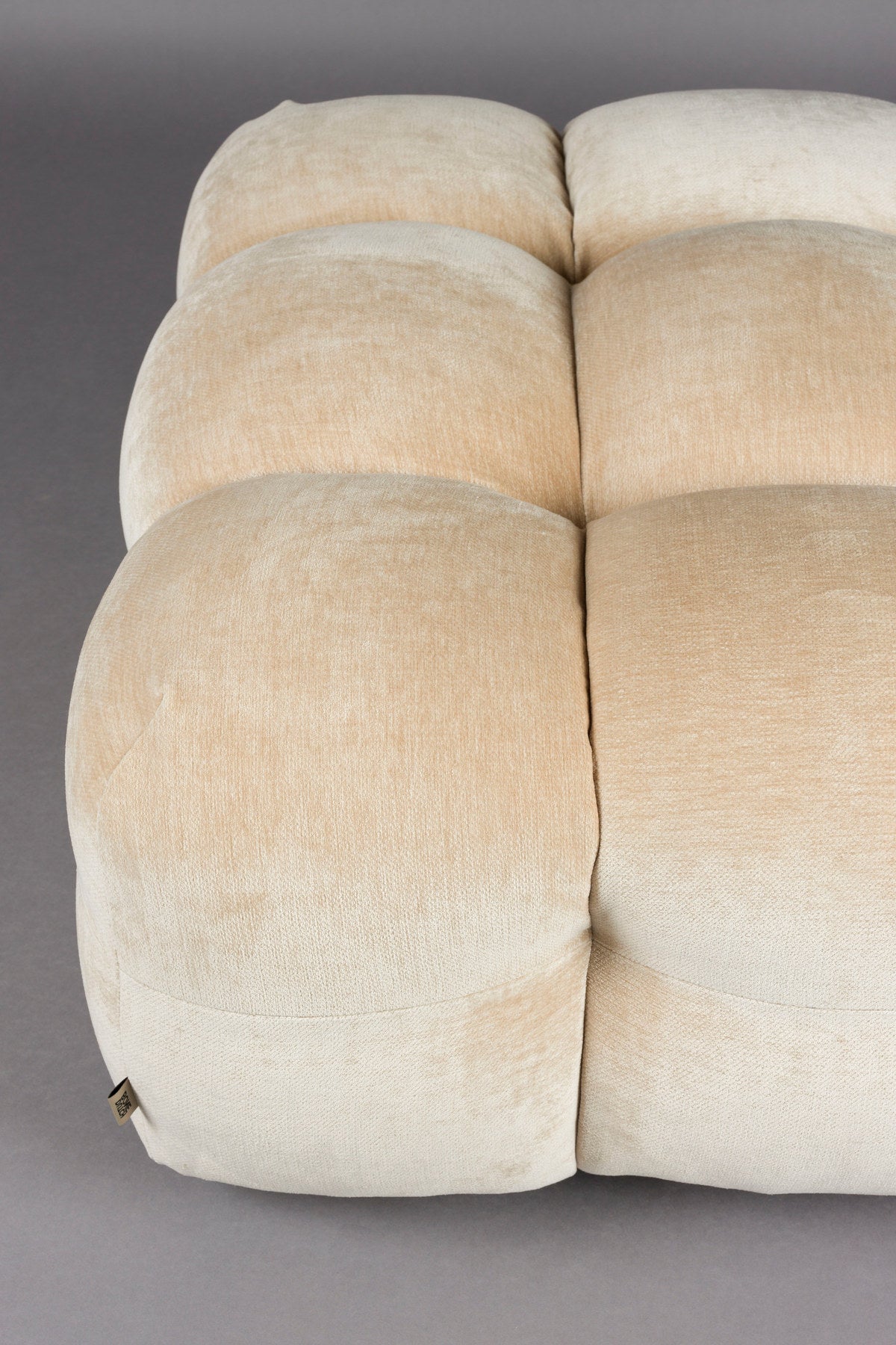 Hocker Hackman in Beige präsentiert im Onlineshop von KAQTU Design AG. Pouf ist von Dutchbone