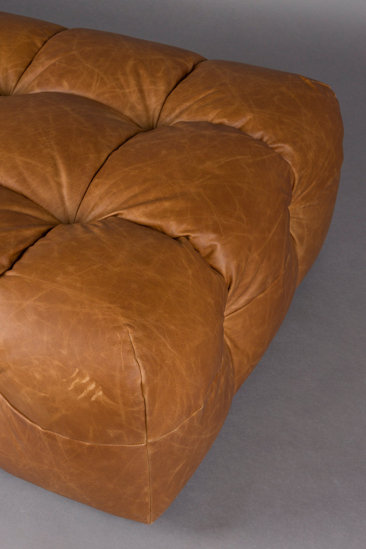 Hocker Hackman in Cognac präsentiert im Onlineshop von KAQTU Design AG. Pouf ist von Dutchbone