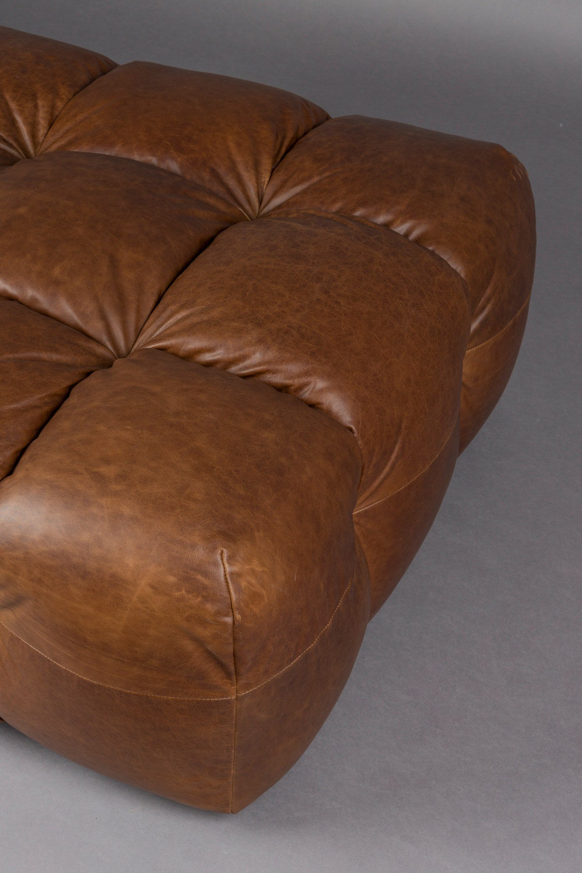 Hocker Hackman in Chocolate präsentiert im Onlineshop von KAQTU Design AG. Pouf ist von Dutchbone