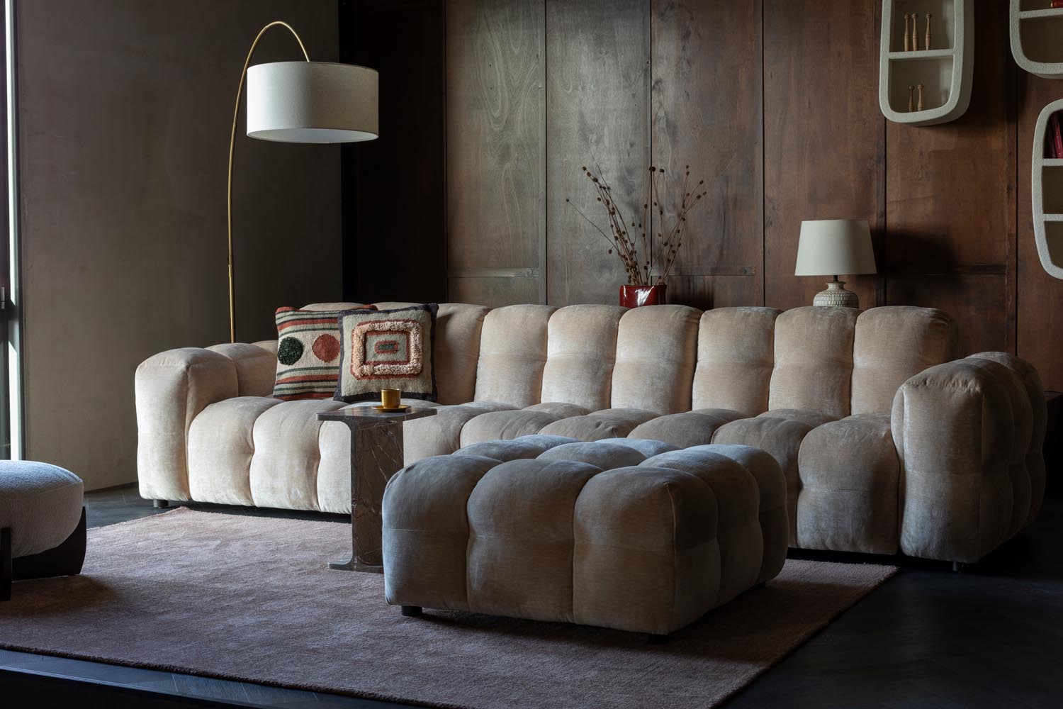 Entdecken Sie das stilvolle Dutchbone Hackman 4,5-Sitzer Sofa, das mit luxuriösem Velours und flexiblem, modularem Design überzeugt. Ideal für jedes Wohnzimmer!